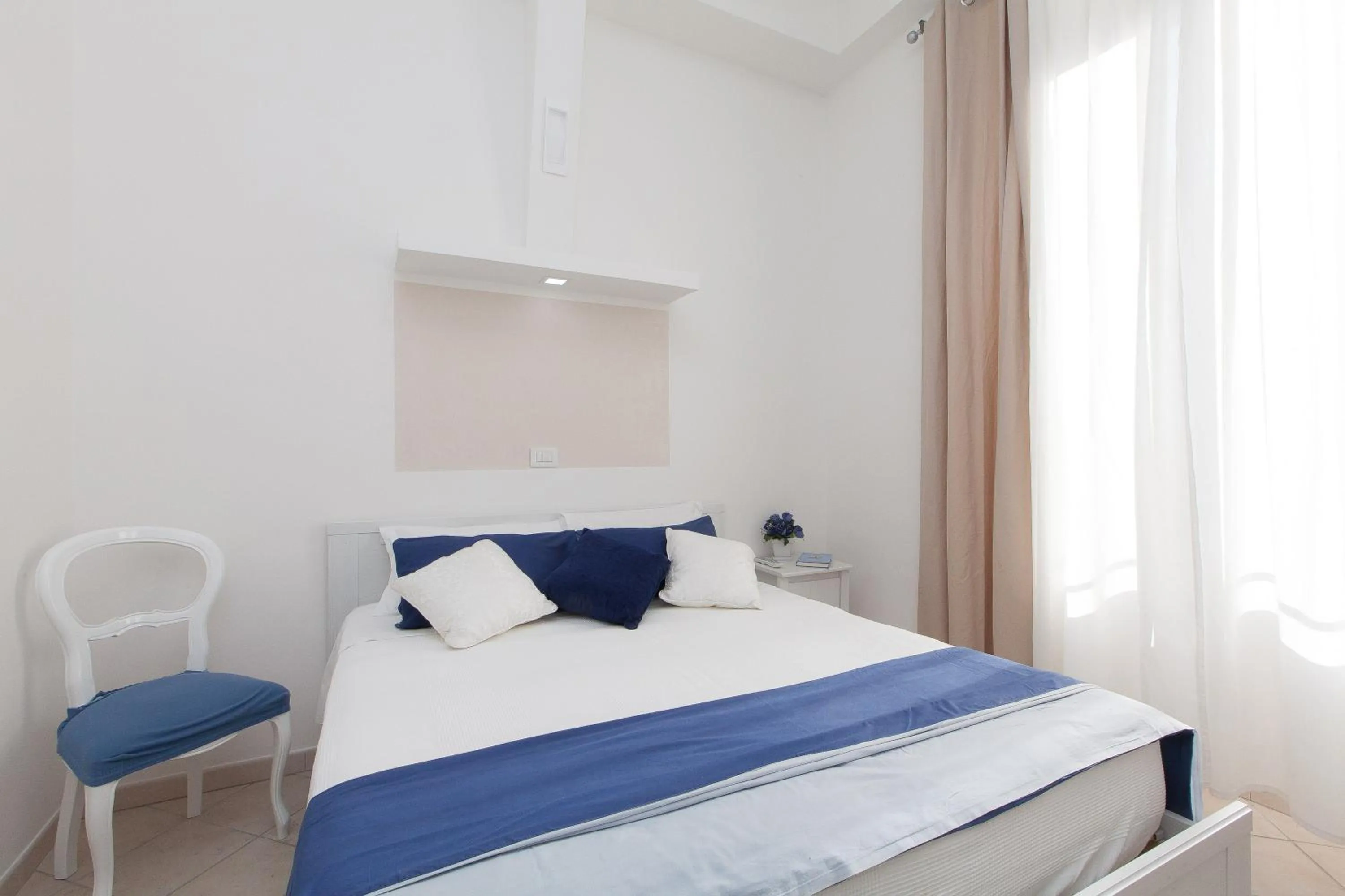 Photo of the whole room, Bed in San Peter Angels