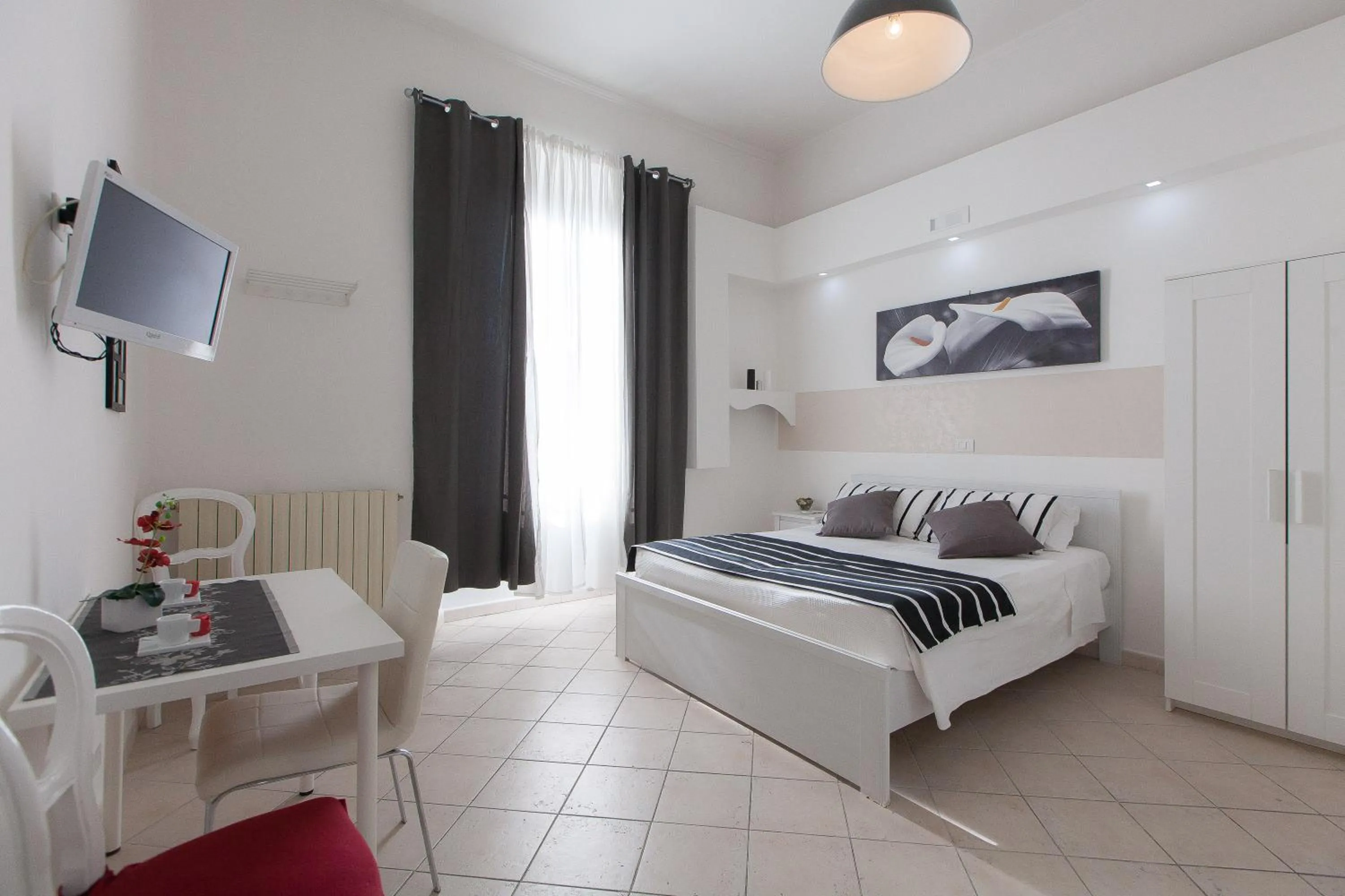 Photo of the whole room, Bed in San Peter Angels