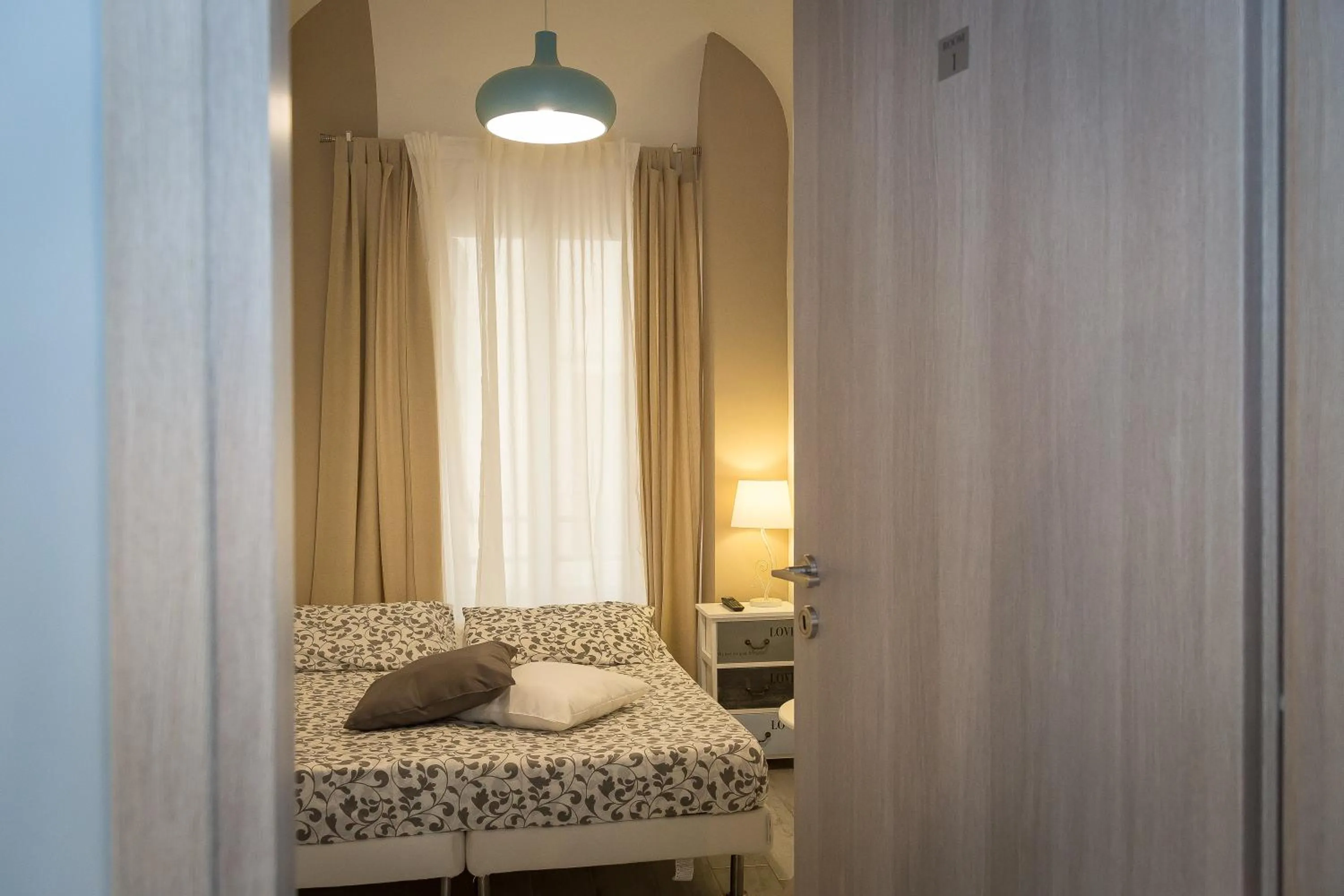 Photo of the whole room, Bed in San Peter Angels