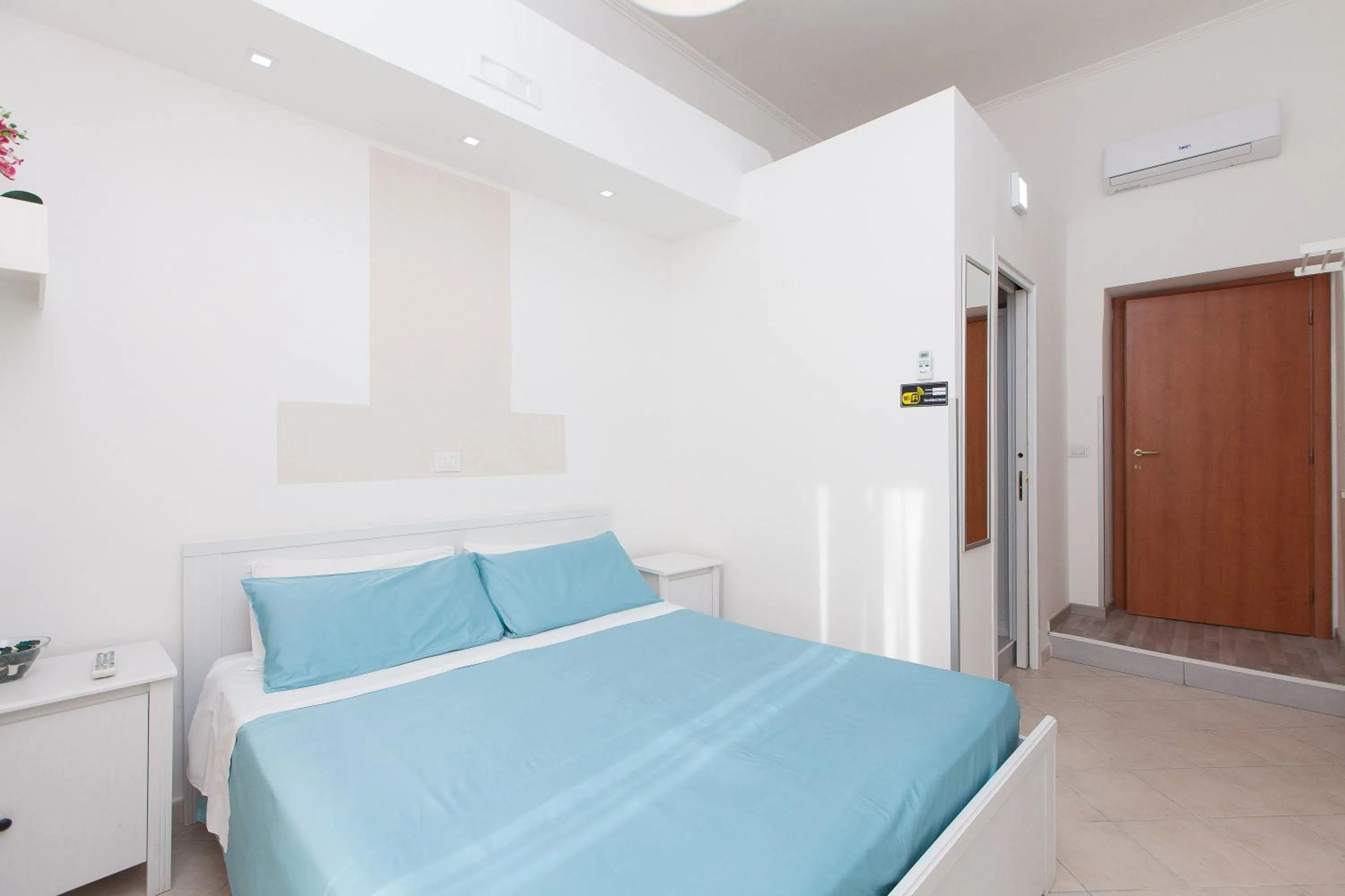 Photo of the whole room, Bed in San Peter Angels