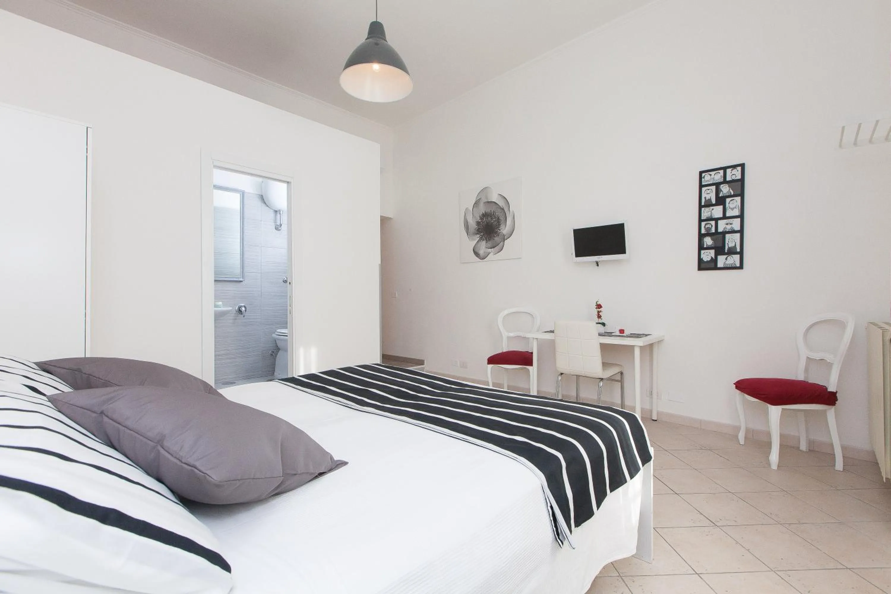 Photo of the whole room, Bed in San Peter Angels