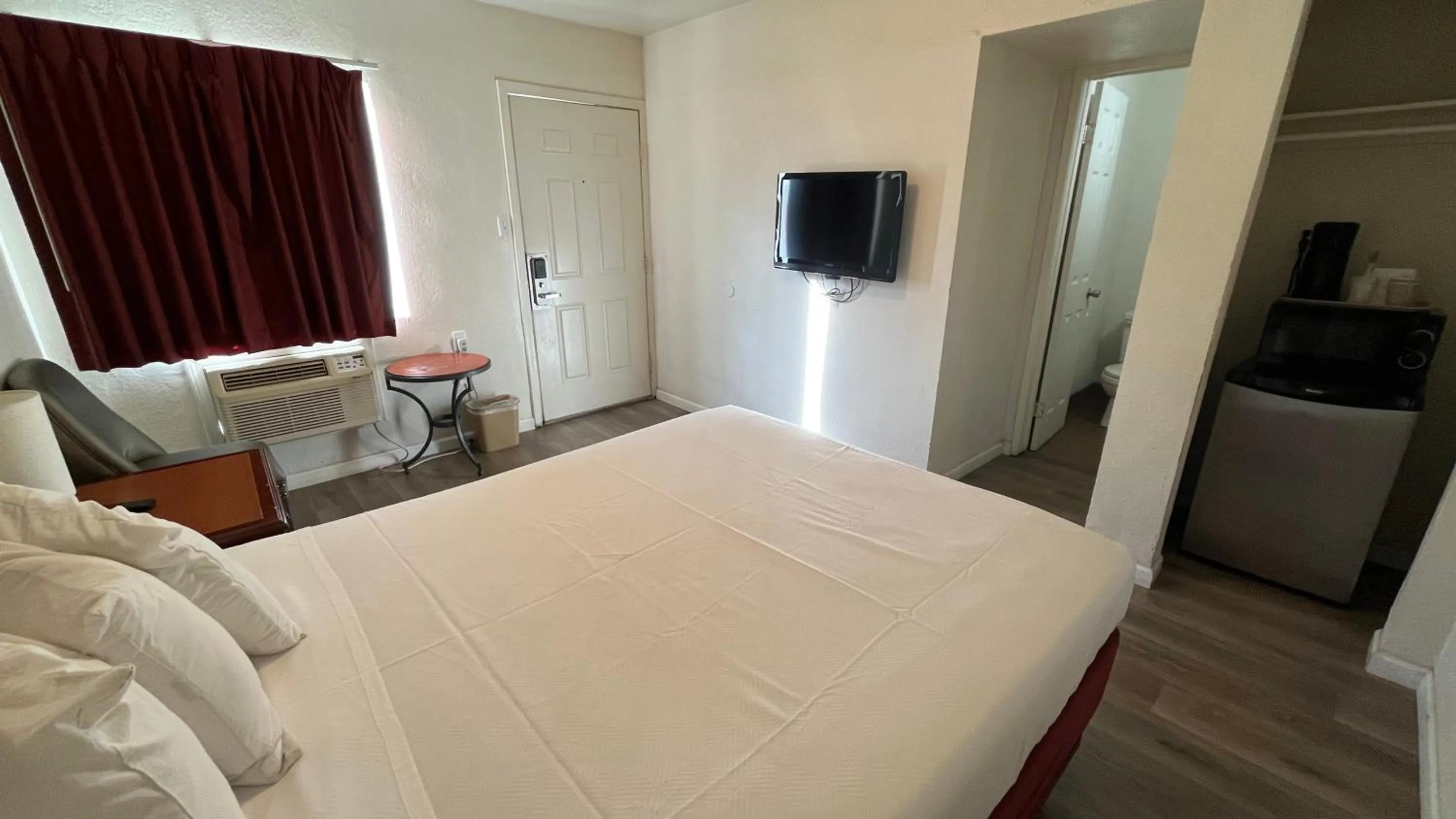 TV and multimedia, Bed in Economy Inn Paso Robles