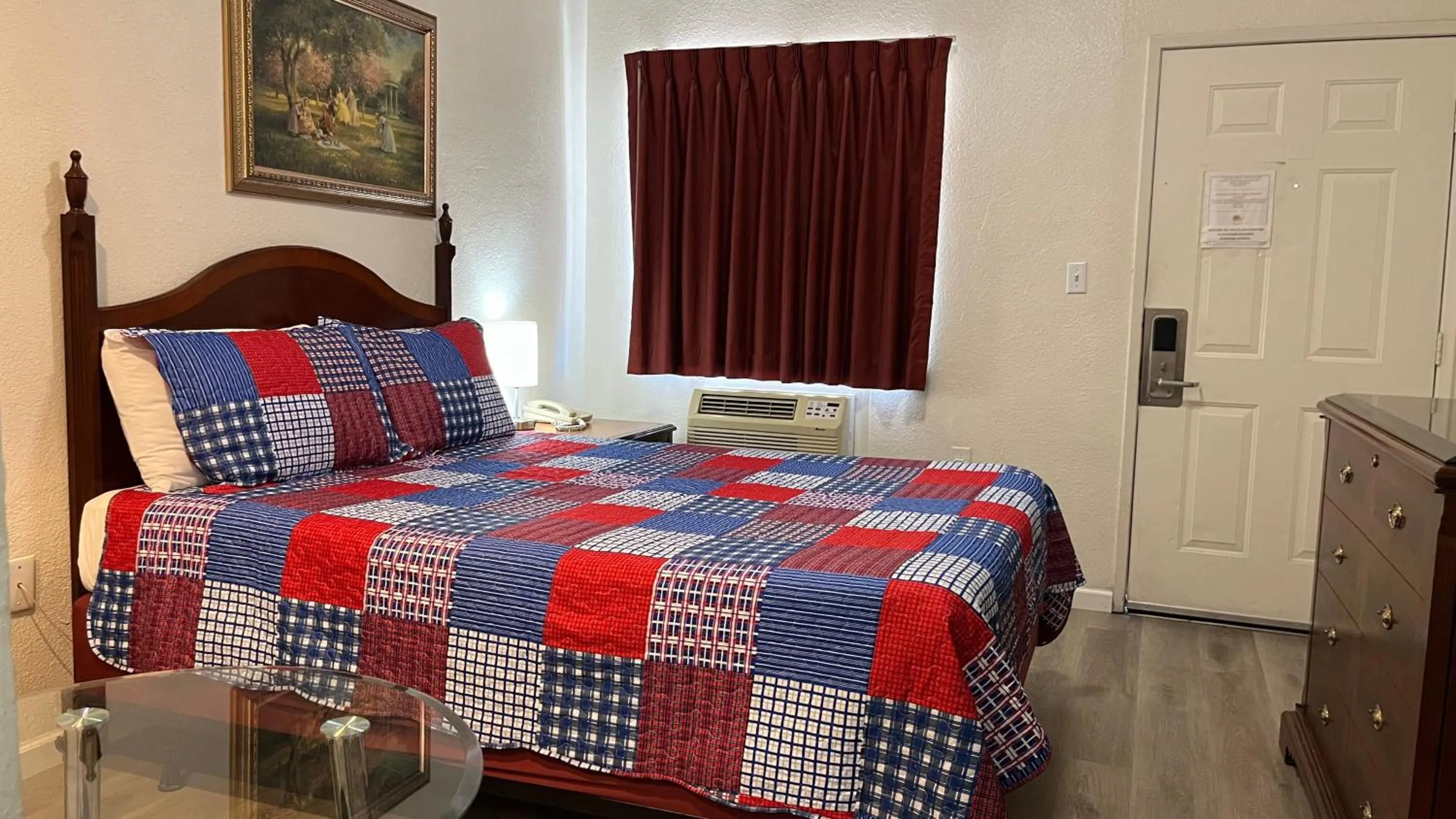 Bedroom, Bed in Economy Inn Paso Robles