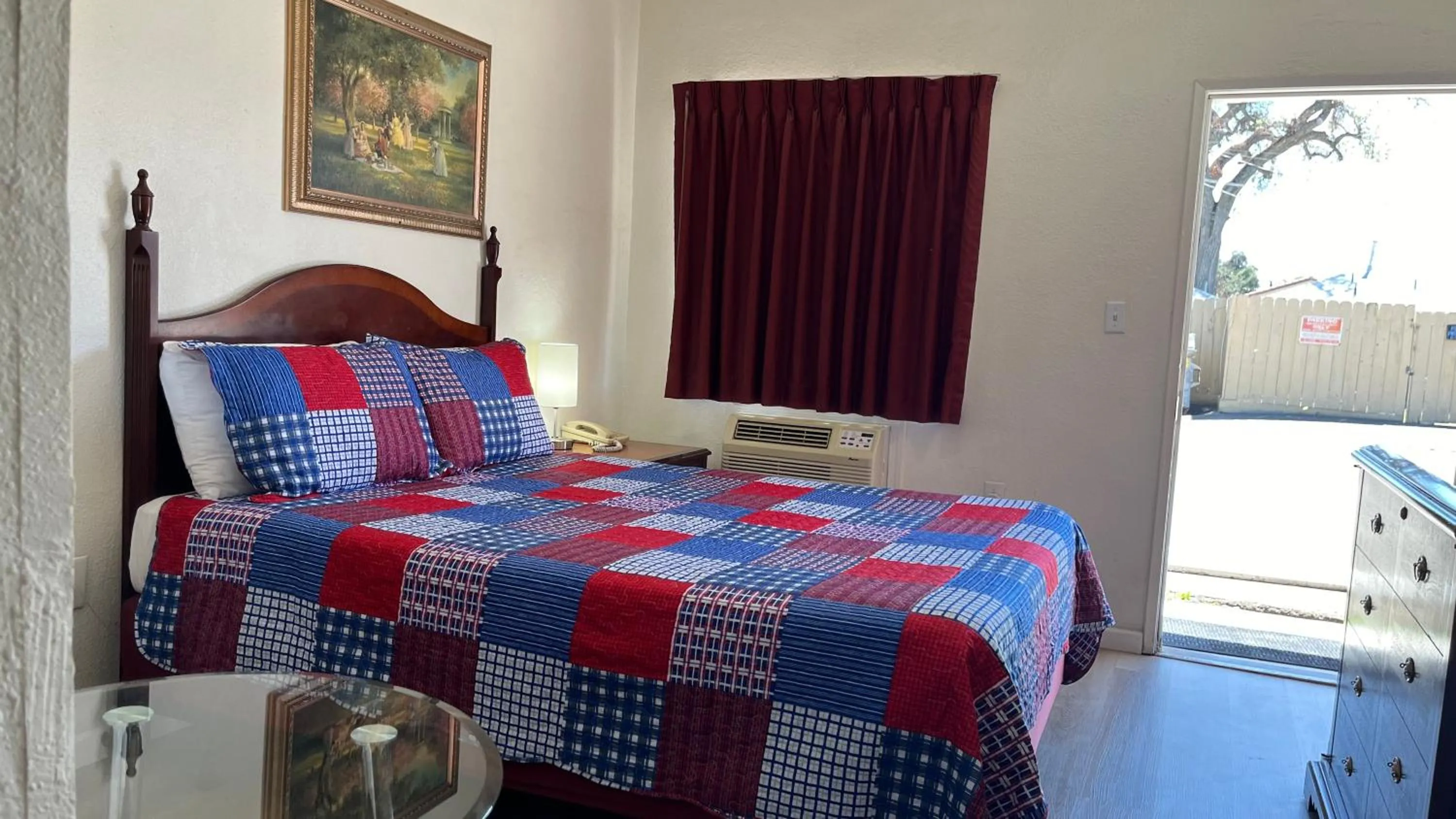 Bed in Economy Inn Paso Robles