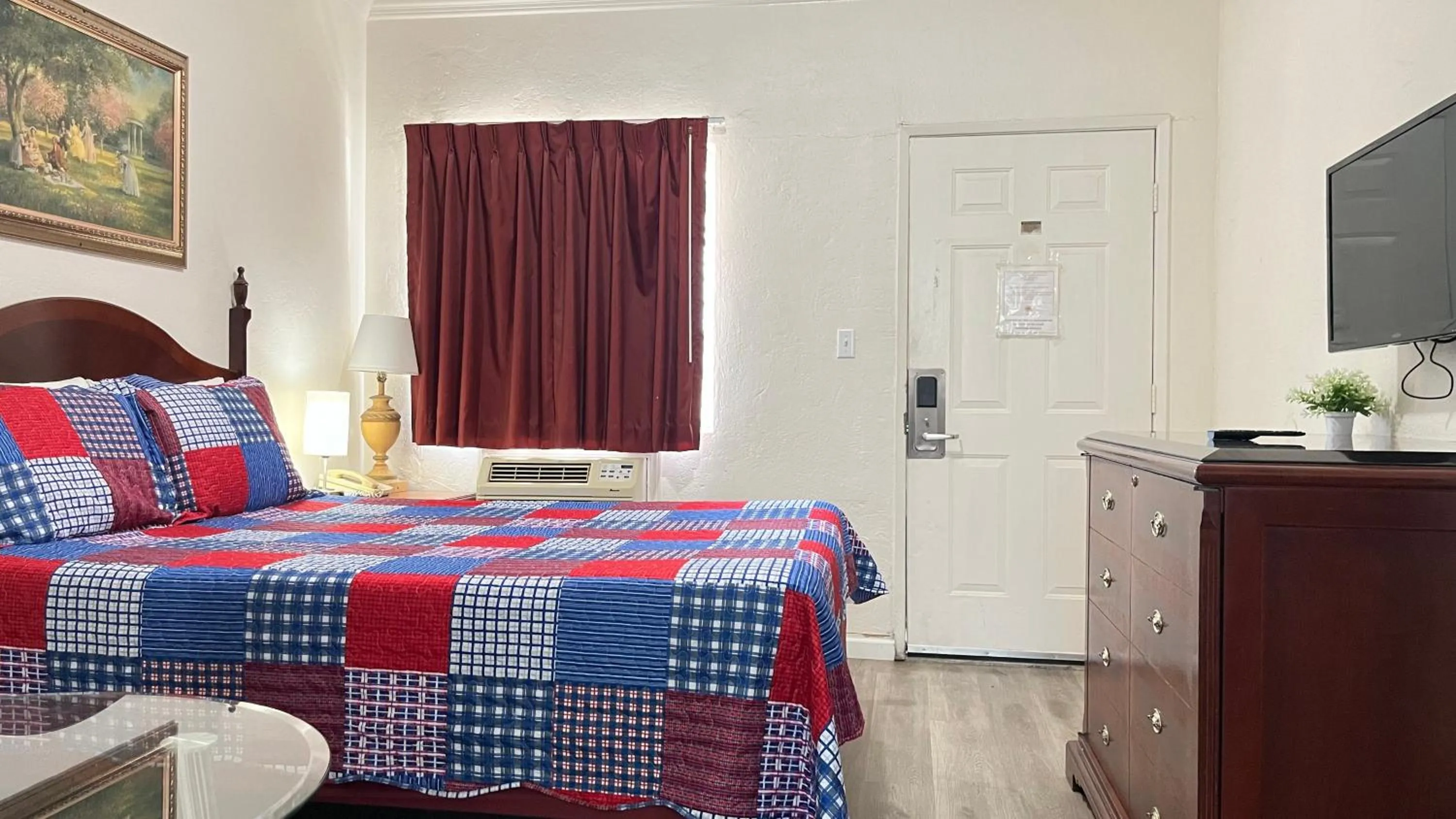 Photo of the whole room, Bed in Economy Inn Paso Robles