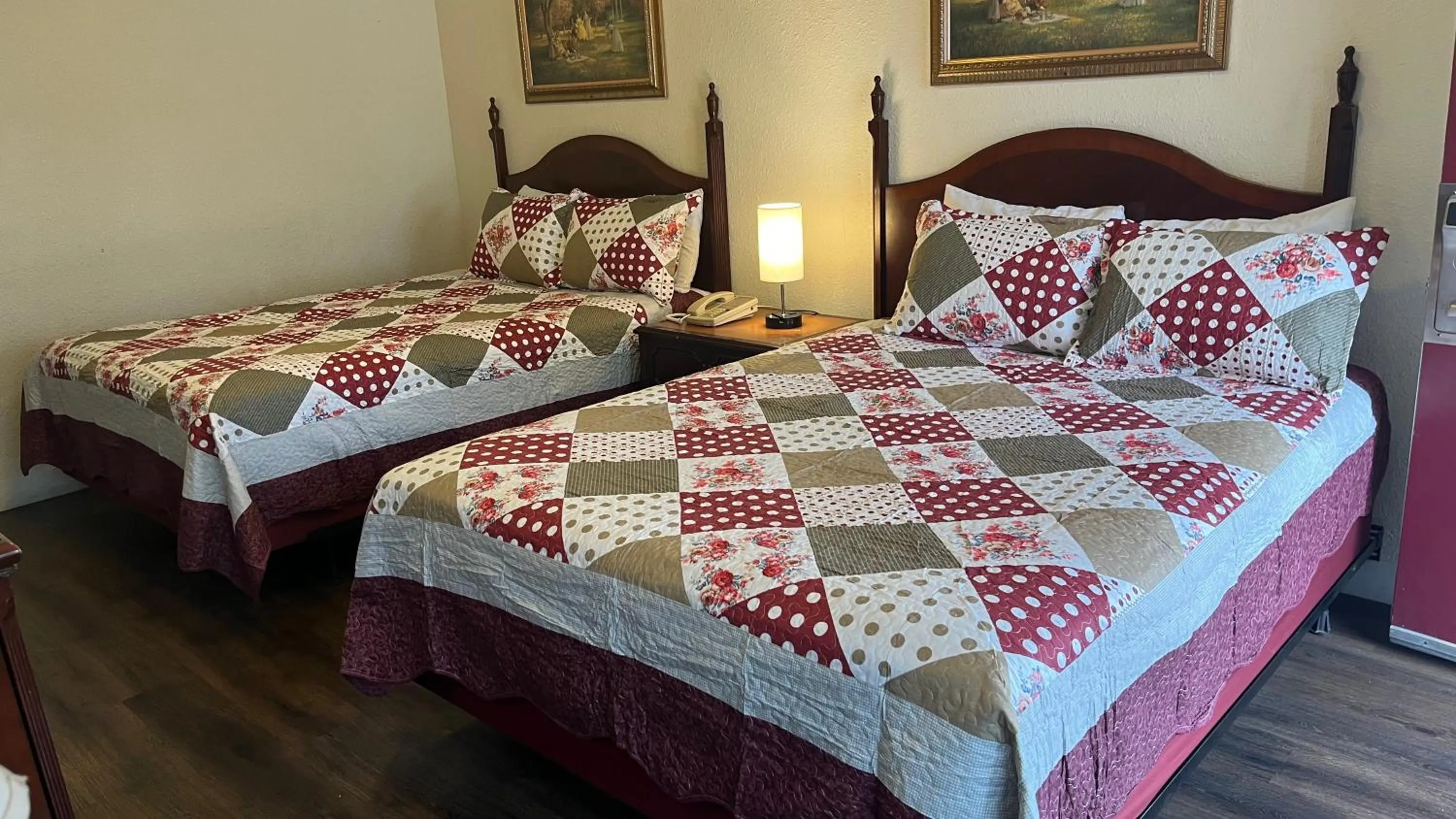 Bed in Economy Inn Paso Robles