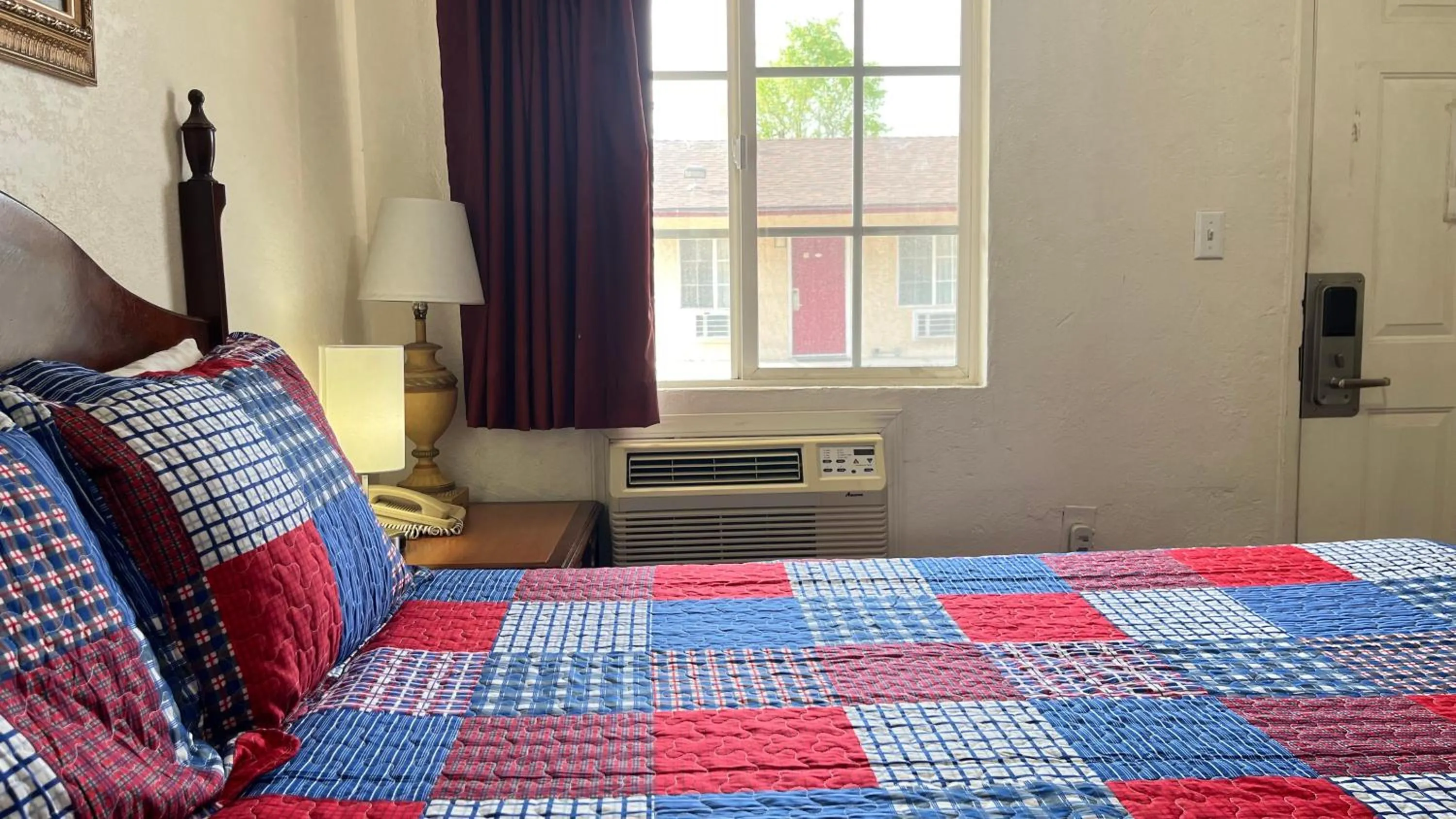 Bed in Economy Inn Paso Robles