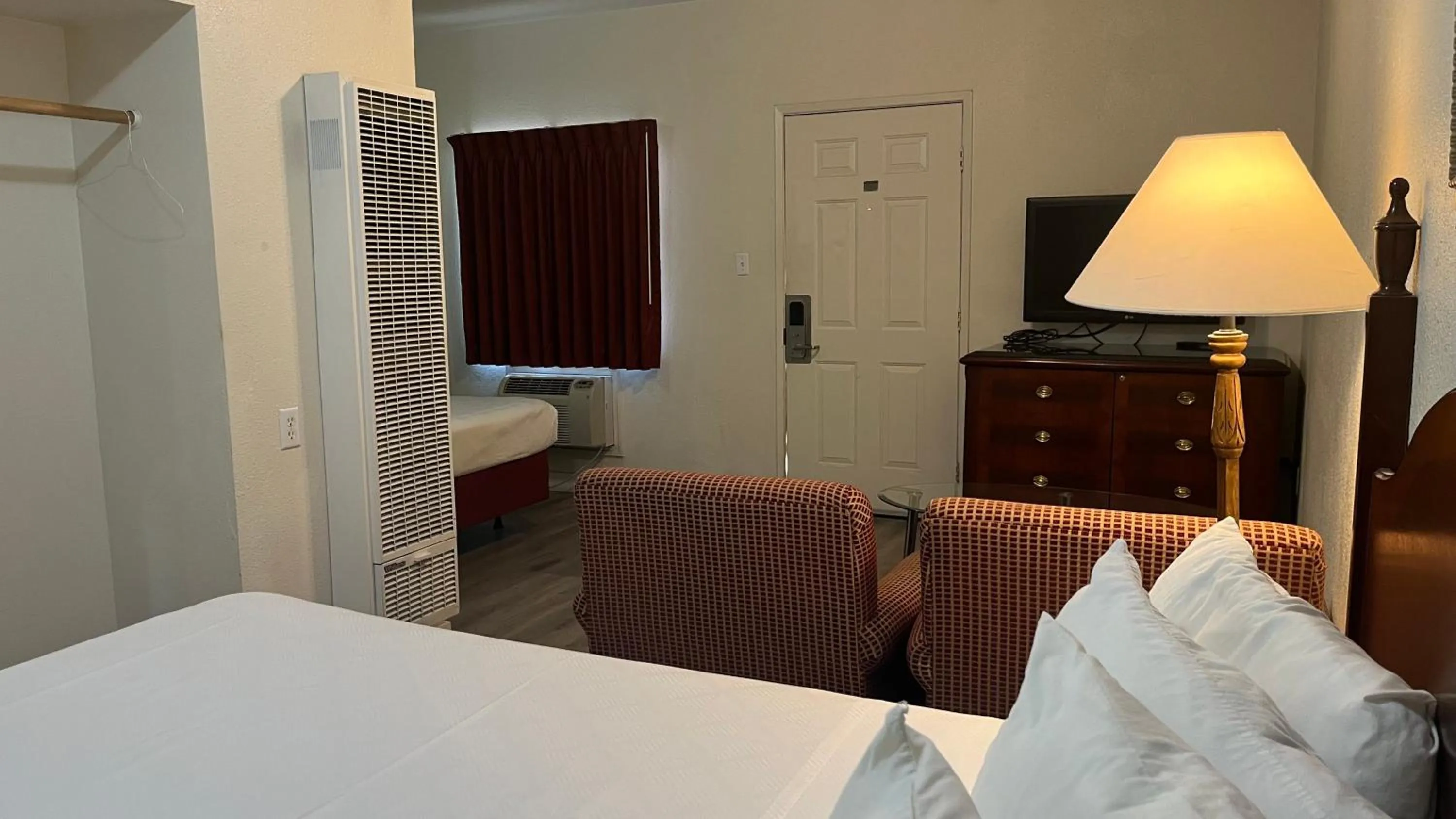 Photo of the whole room, Bed in Economy Inn Paso Robles