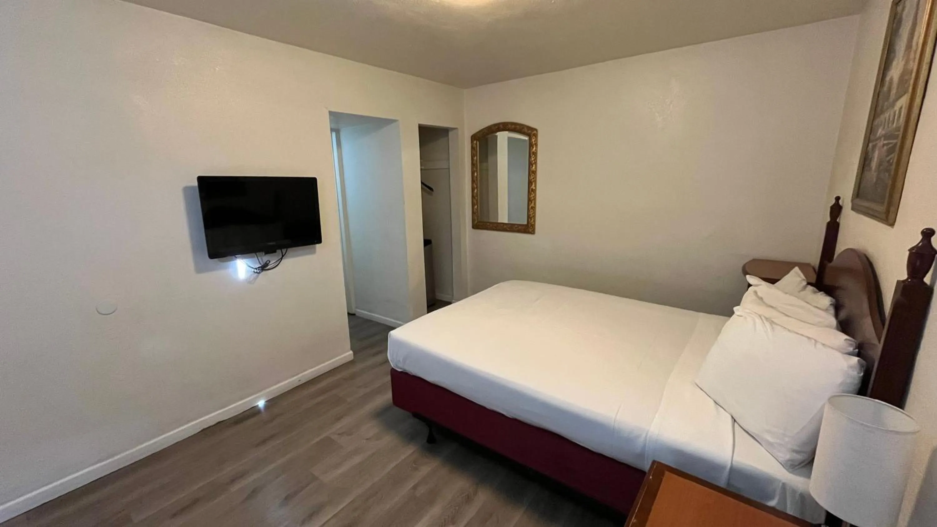 Photo of the whole room, Bed in Economy Inn Paso Robles