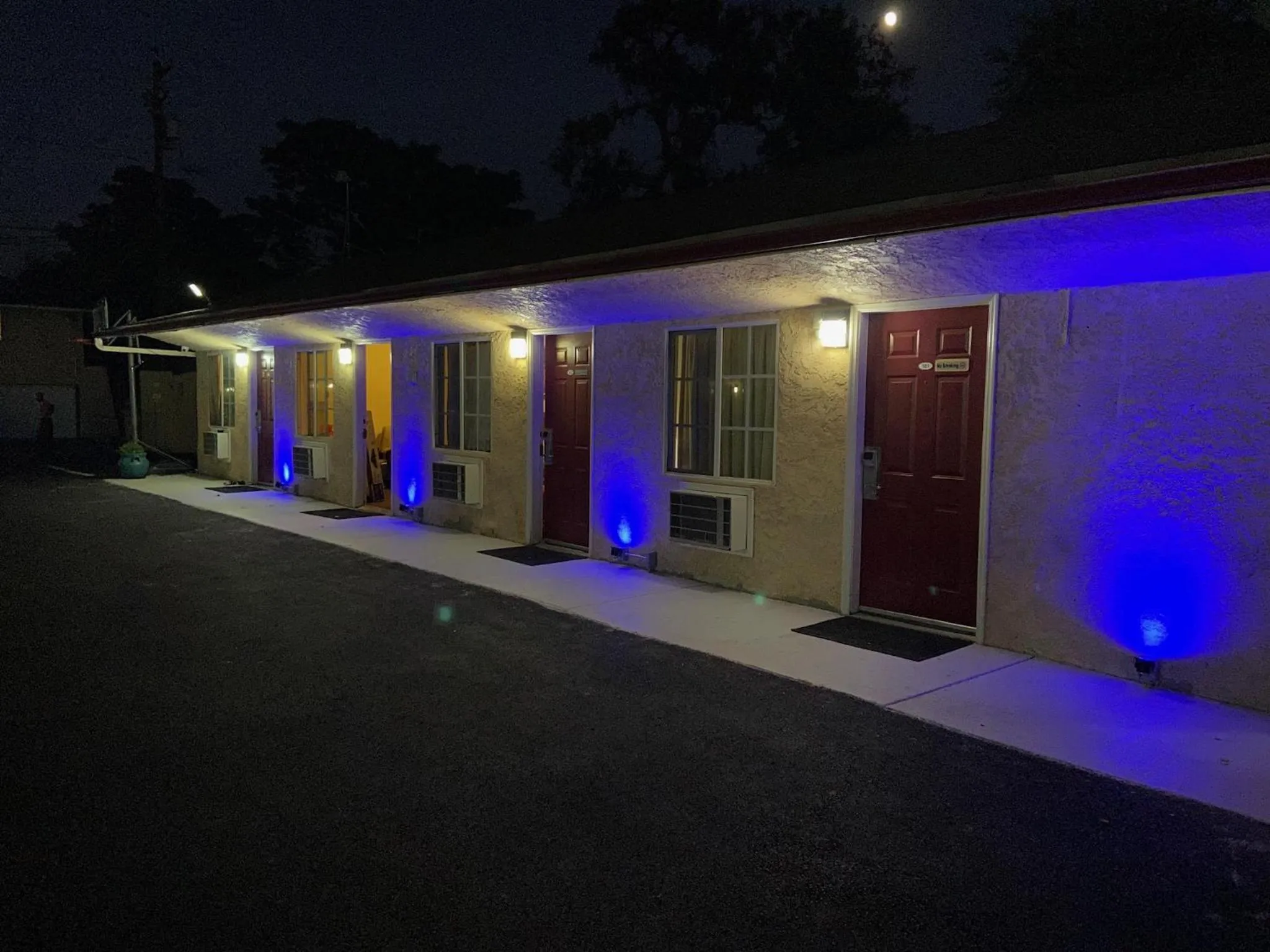 Property building in Economy Inn Paso Robles