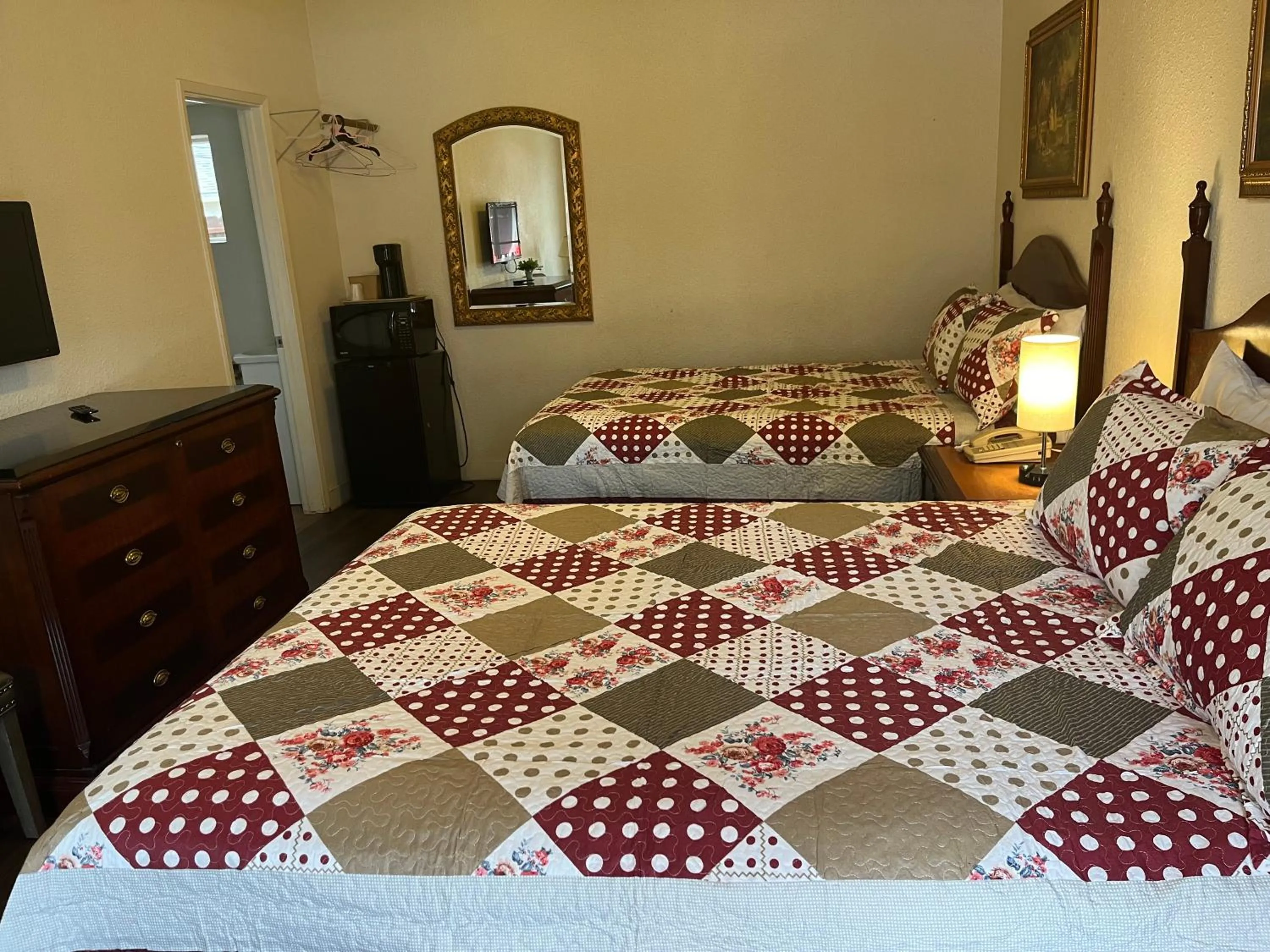 Bedroom, Bed in Economy Inn Paso Robles