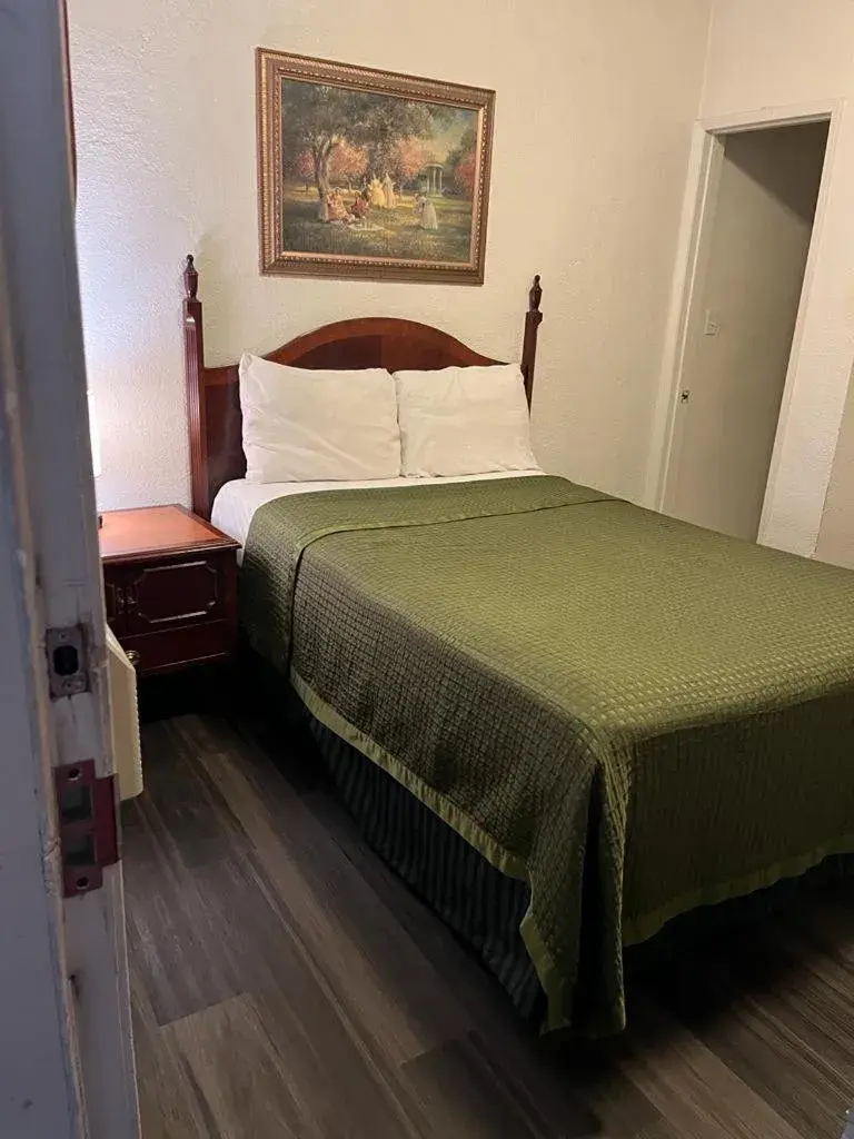 Deluxe Room in Economy Inn Paso Robles Deluxe Room in Economy Inn Paso Robles