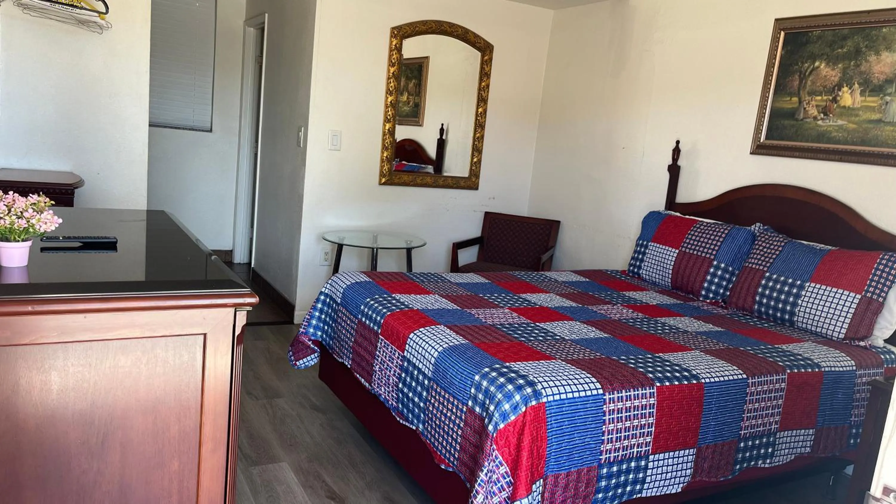 Photo of the whole room, Bed in Economy Inn Paso Robles