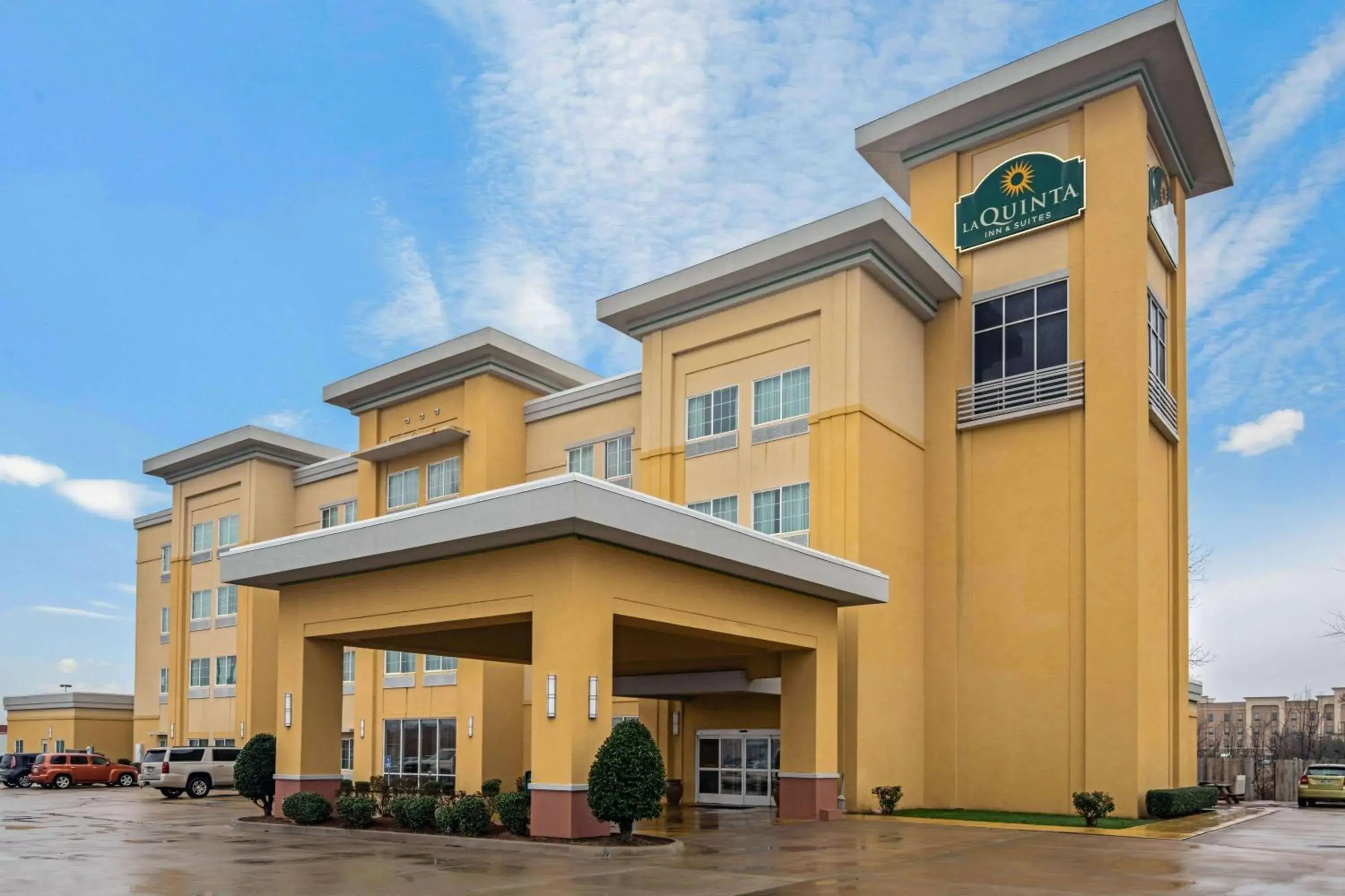 Property building in La Quinta Inn & Suites by Wyndham Durant Property building in La Quinta Inn & Suites by Wyndham Durant
