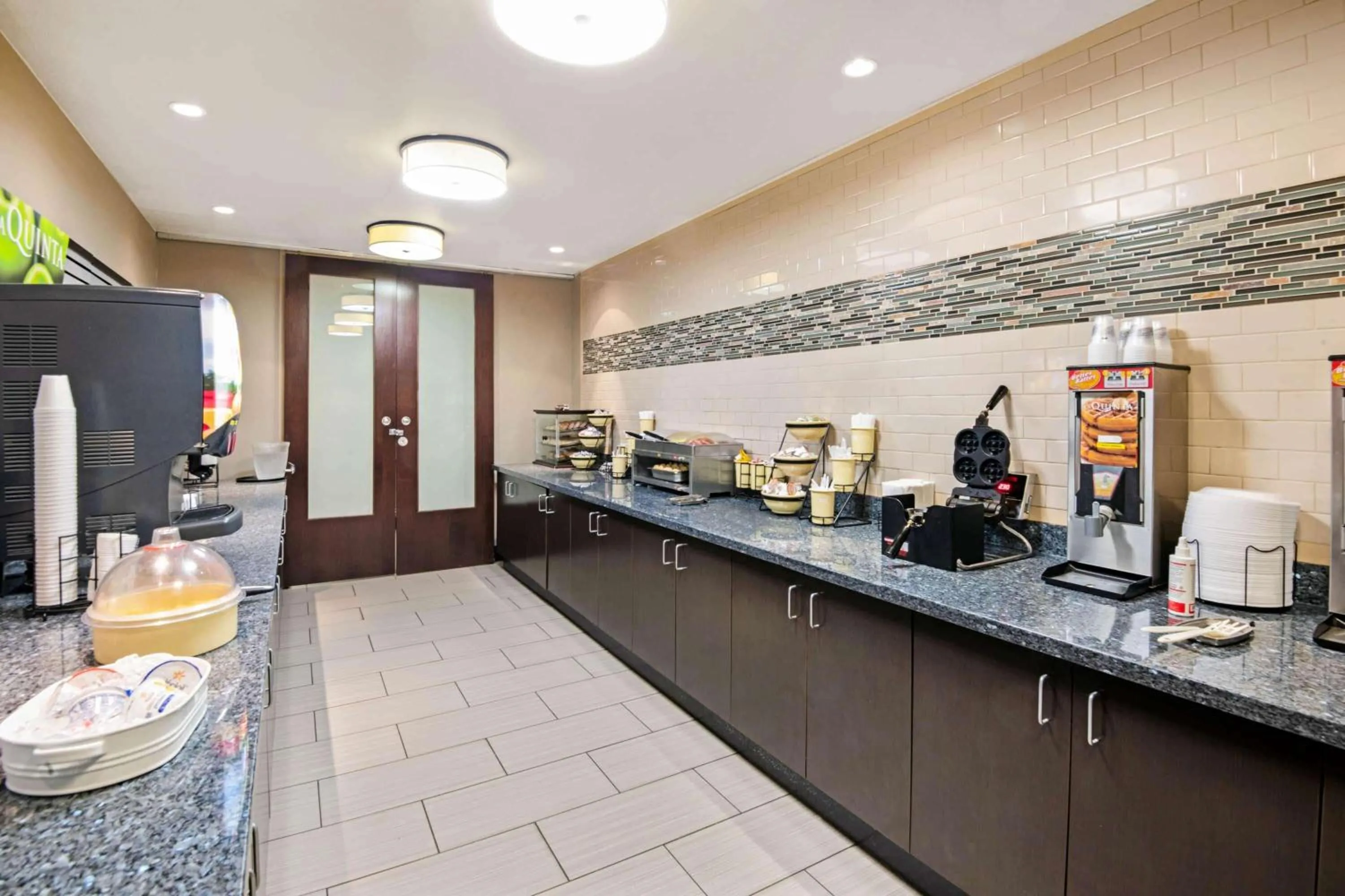 Restaurant/places to eat in La Quinta Inn & Suites by Wyndham Durant