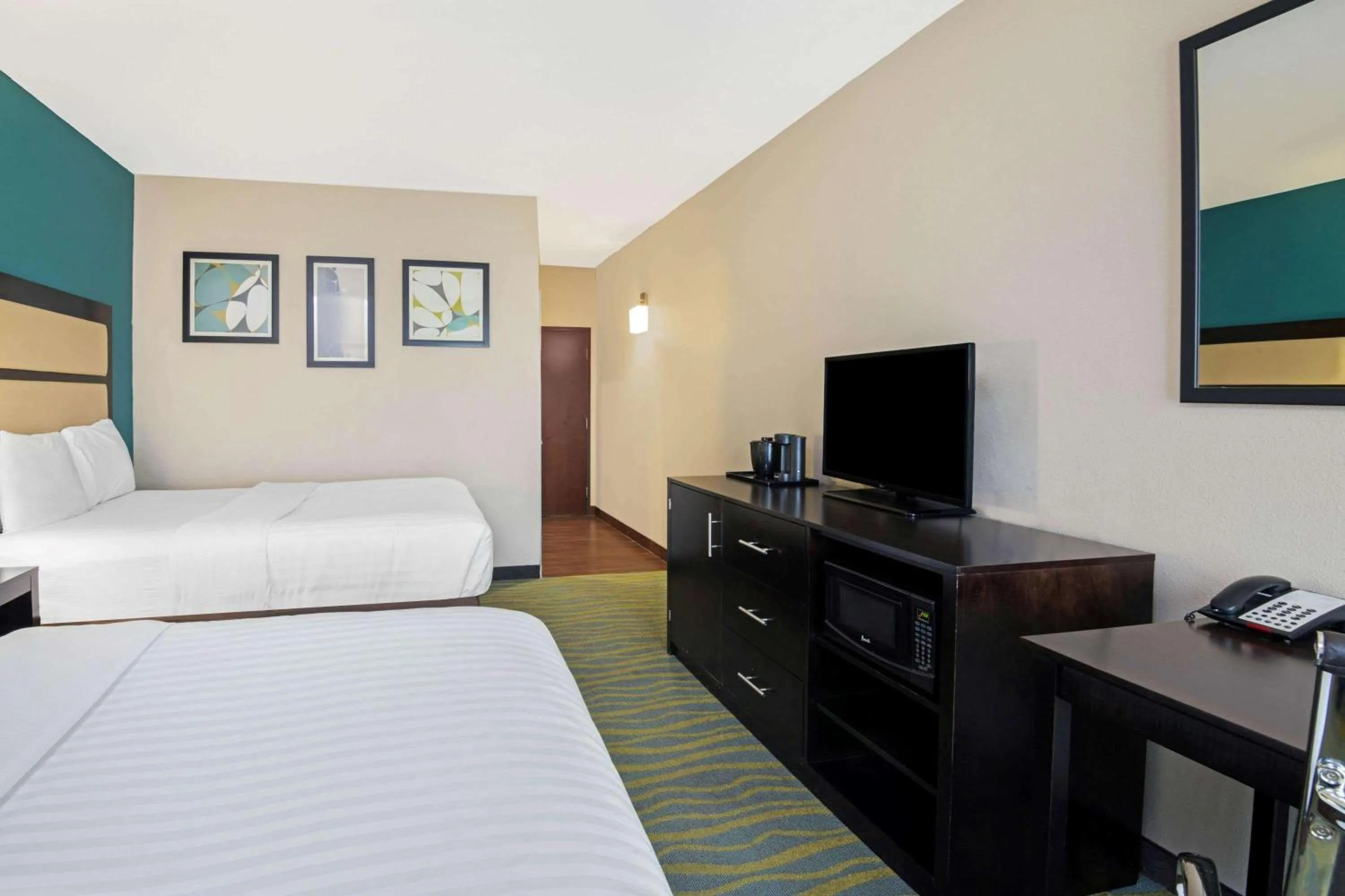 Photo of the whole room, Bed in La Quinta Inn & Suites by Wyndham Durant