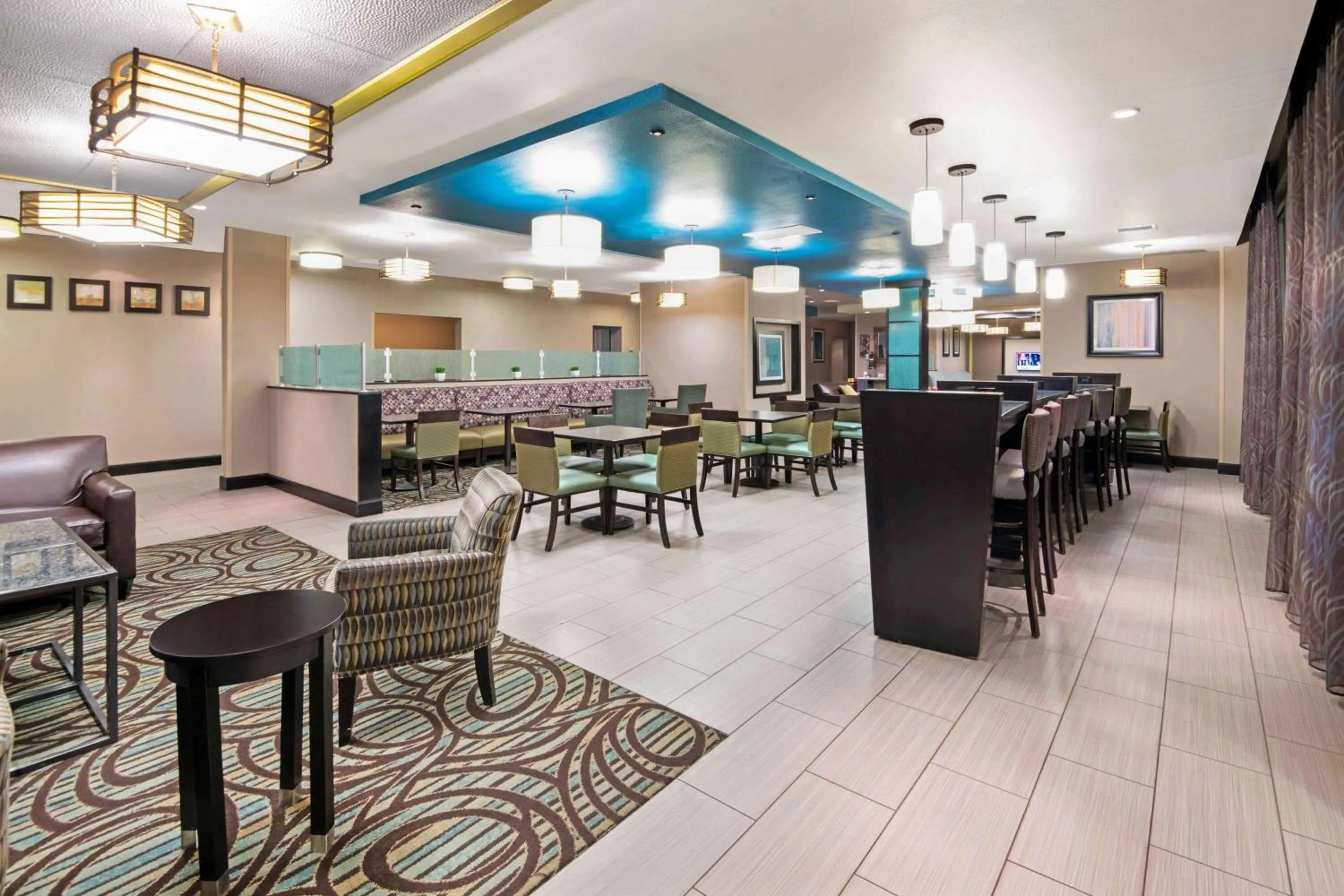 Restaurant/places to eat in La Quinta Inn & Suites by Wyndham Durant