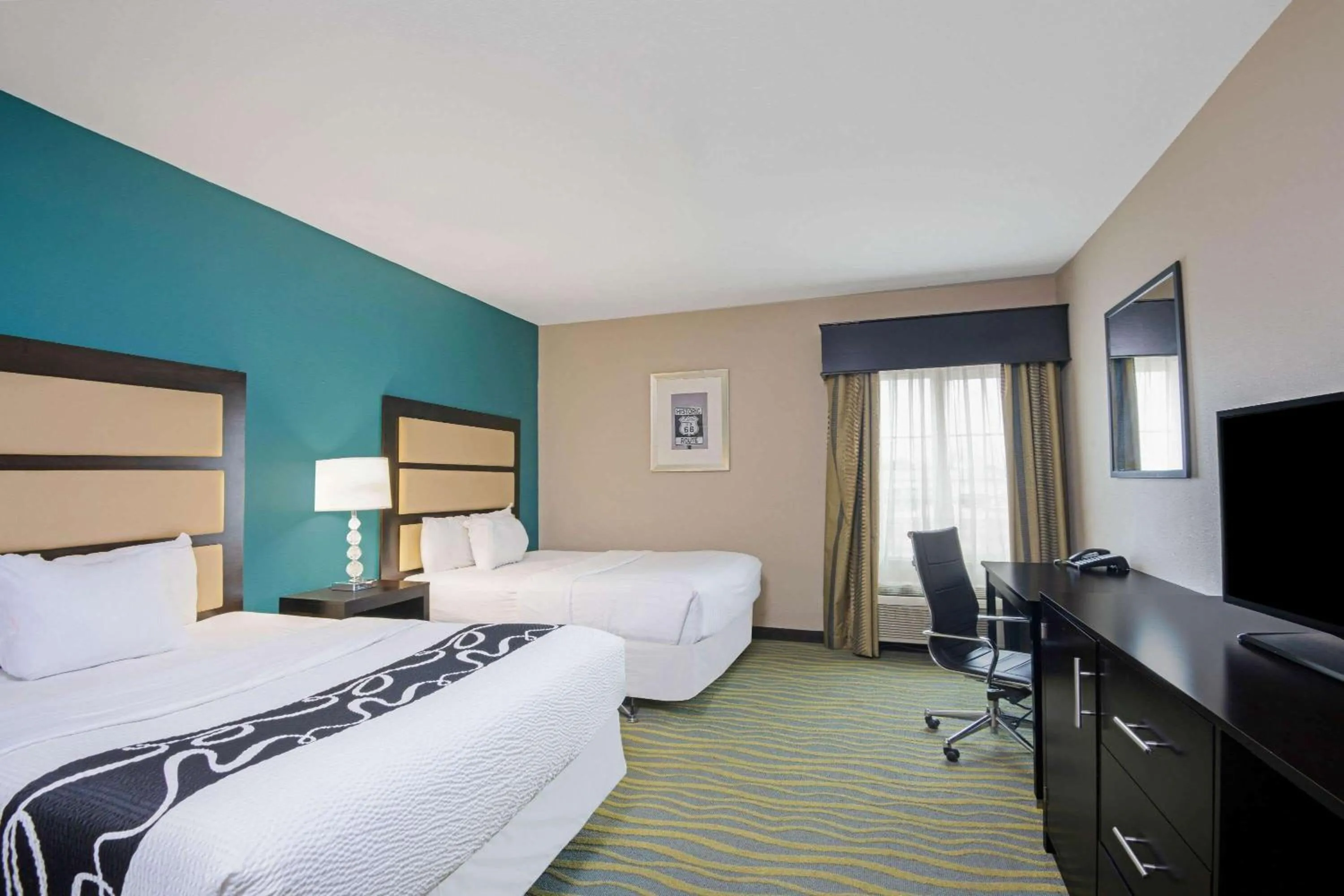 Photo of the whole room, Bed in La Quinta Inn & Suites by Wyndham Durant