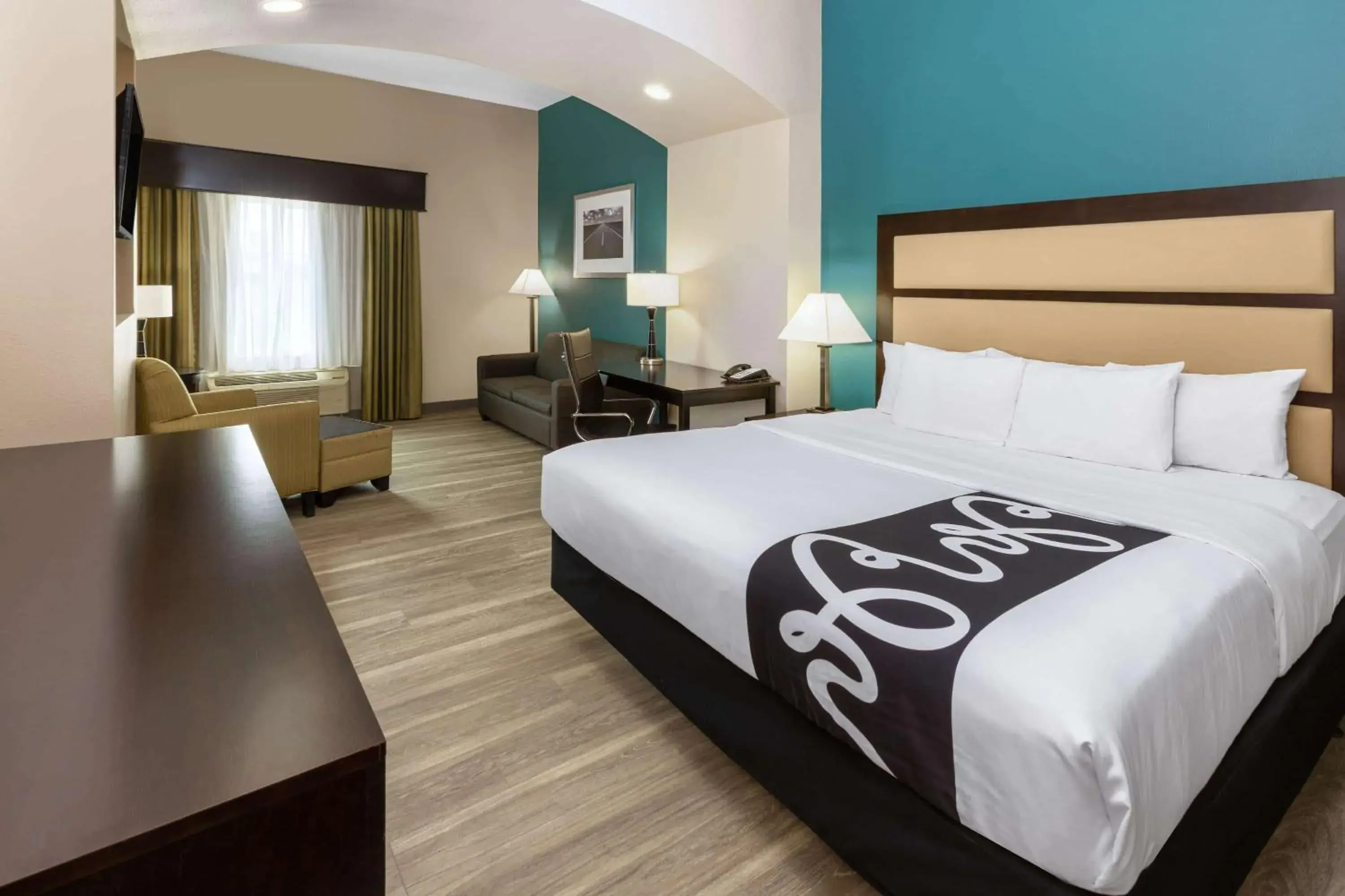 Deluxe Executive King Room - Mobility and Hearing Impaired Access/Non-Smoking in La Quinta Inn & Suites by Wyndham Durant Deluxe Executive King Room - Mobility and Hearing Impaired Access/Non-Smoking in La Quinta Inn & Suites by Wyndham Durant