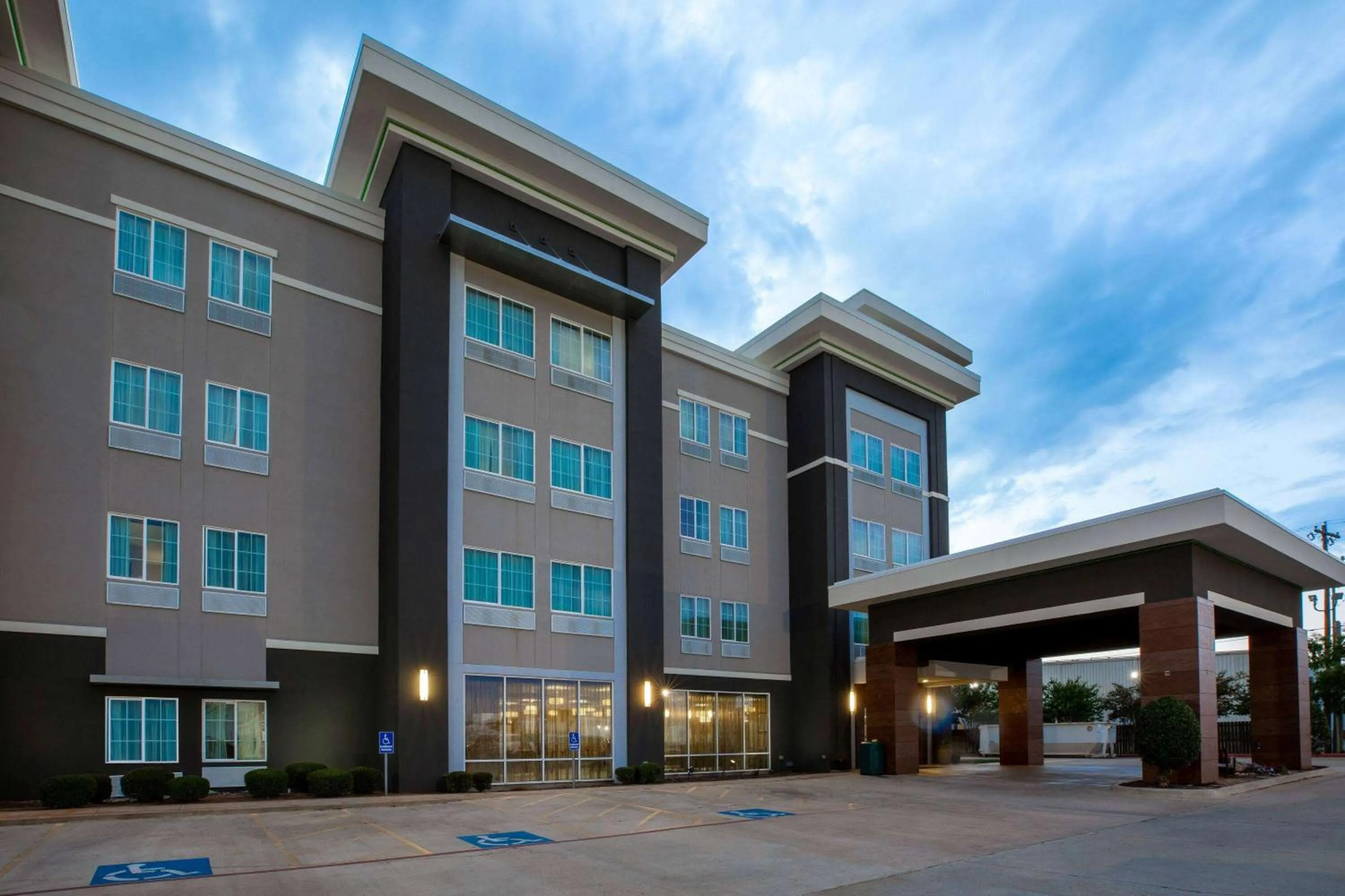 Property building in La Quinta Inn & Suites by Wyndham Durant
