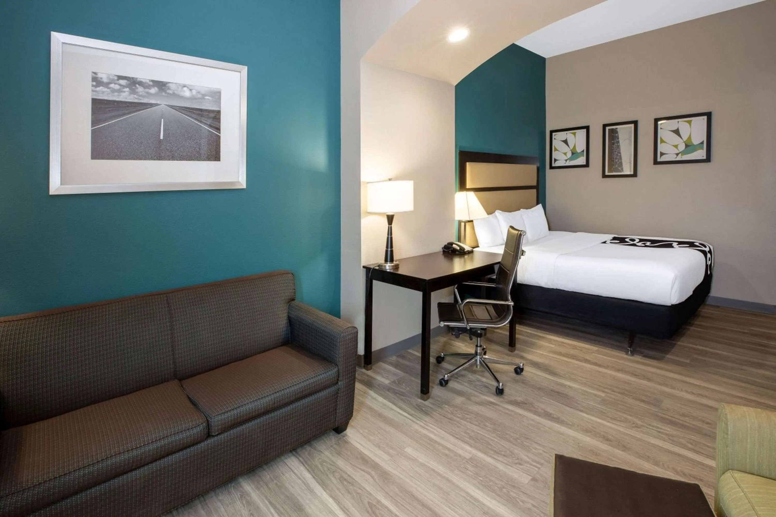 Photo of the whole room, Bed in La Quinta Inn & Suites by Wyndham Durant