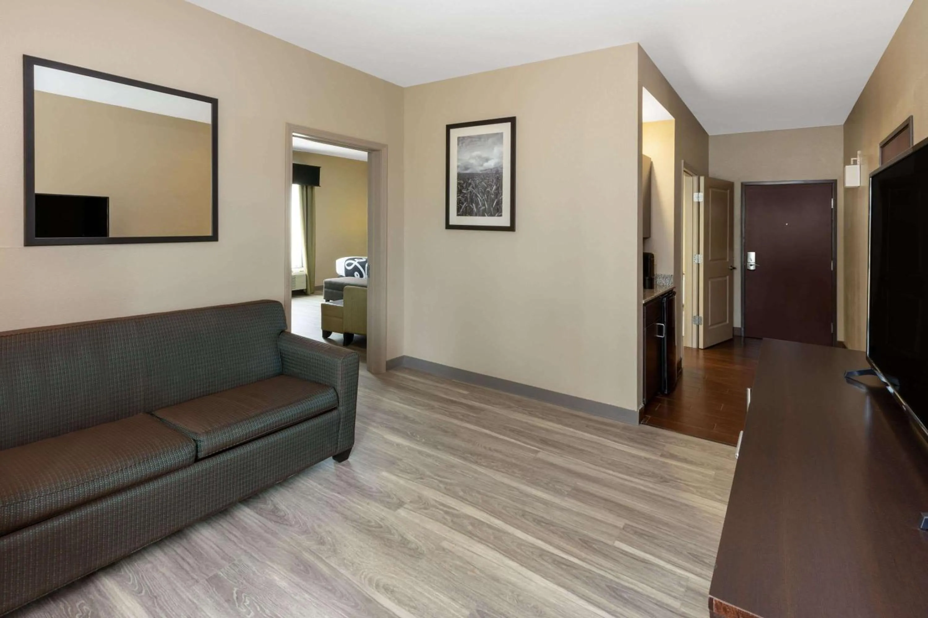 Bed in La Quinta Inn & Suites by Wyndham Durant