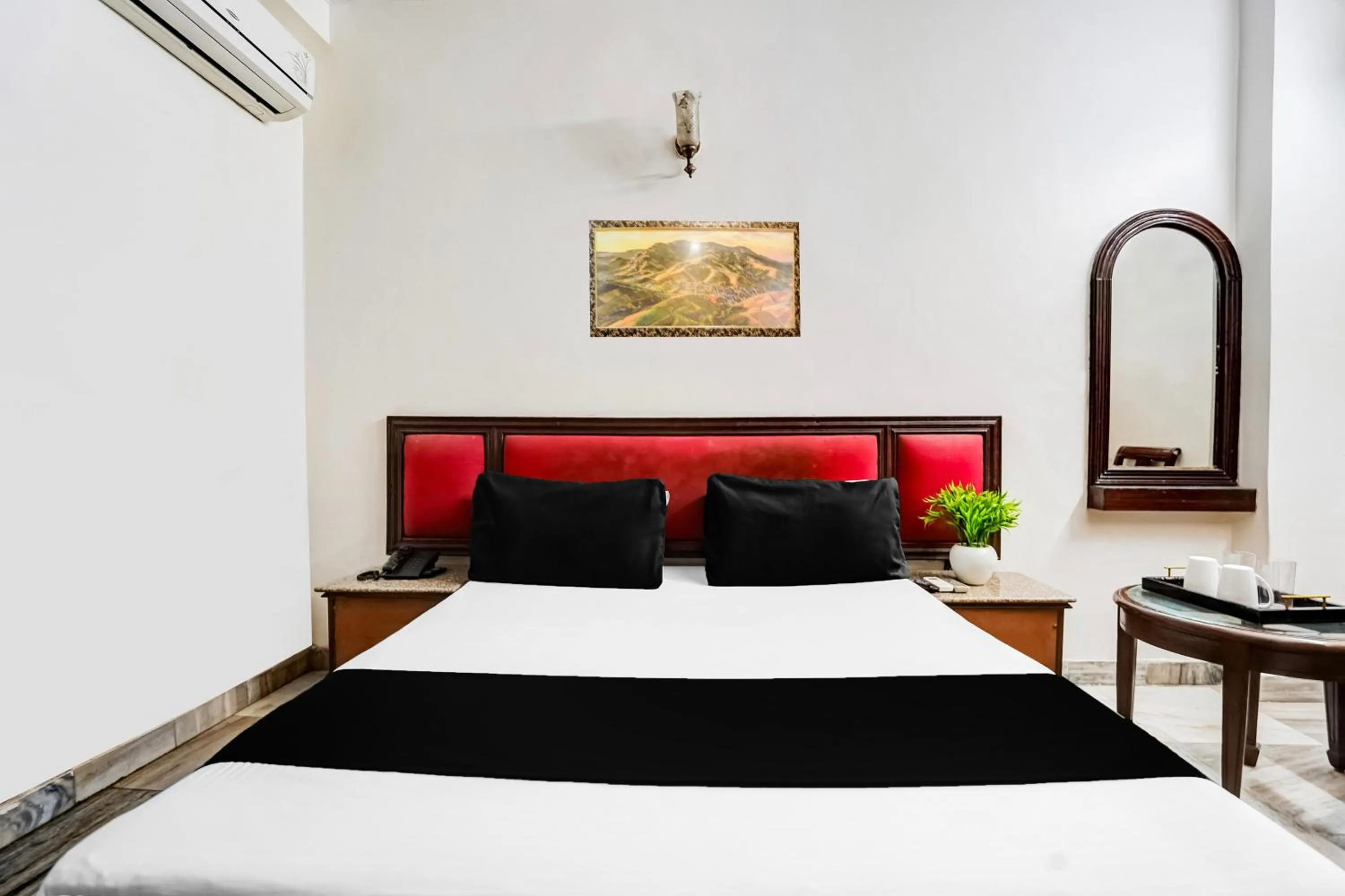Bedroom, Bed in Super Hotel O Paharganj Near Railway Station Formerly Chand Palace