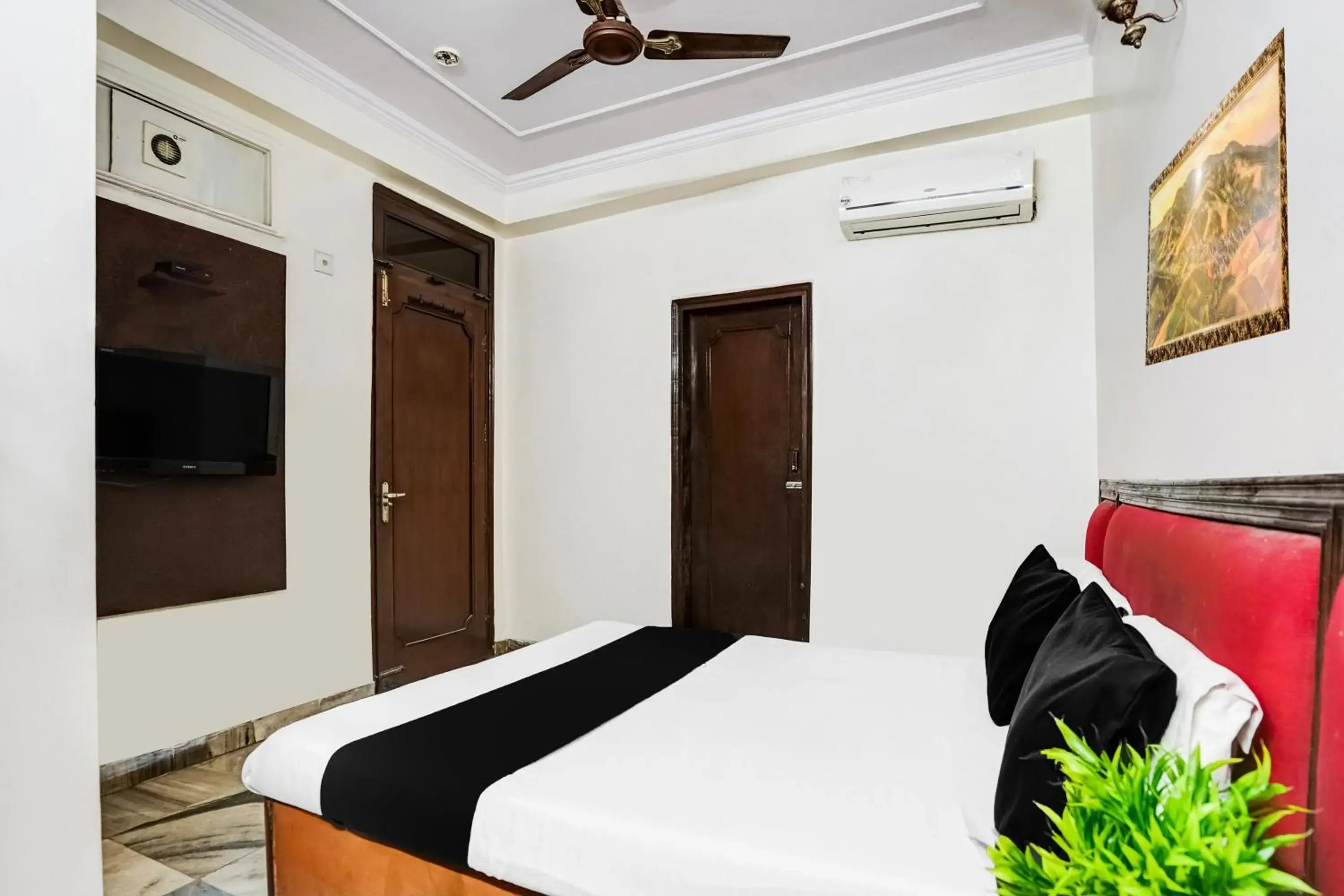 Bedroom, Bed in Super Hotel O Paharganj Near Railway Station Formerly Chand Palace Bedroom, Bed in Super Hotel O Paharganj Near Railway Station Formerly Chand Palace