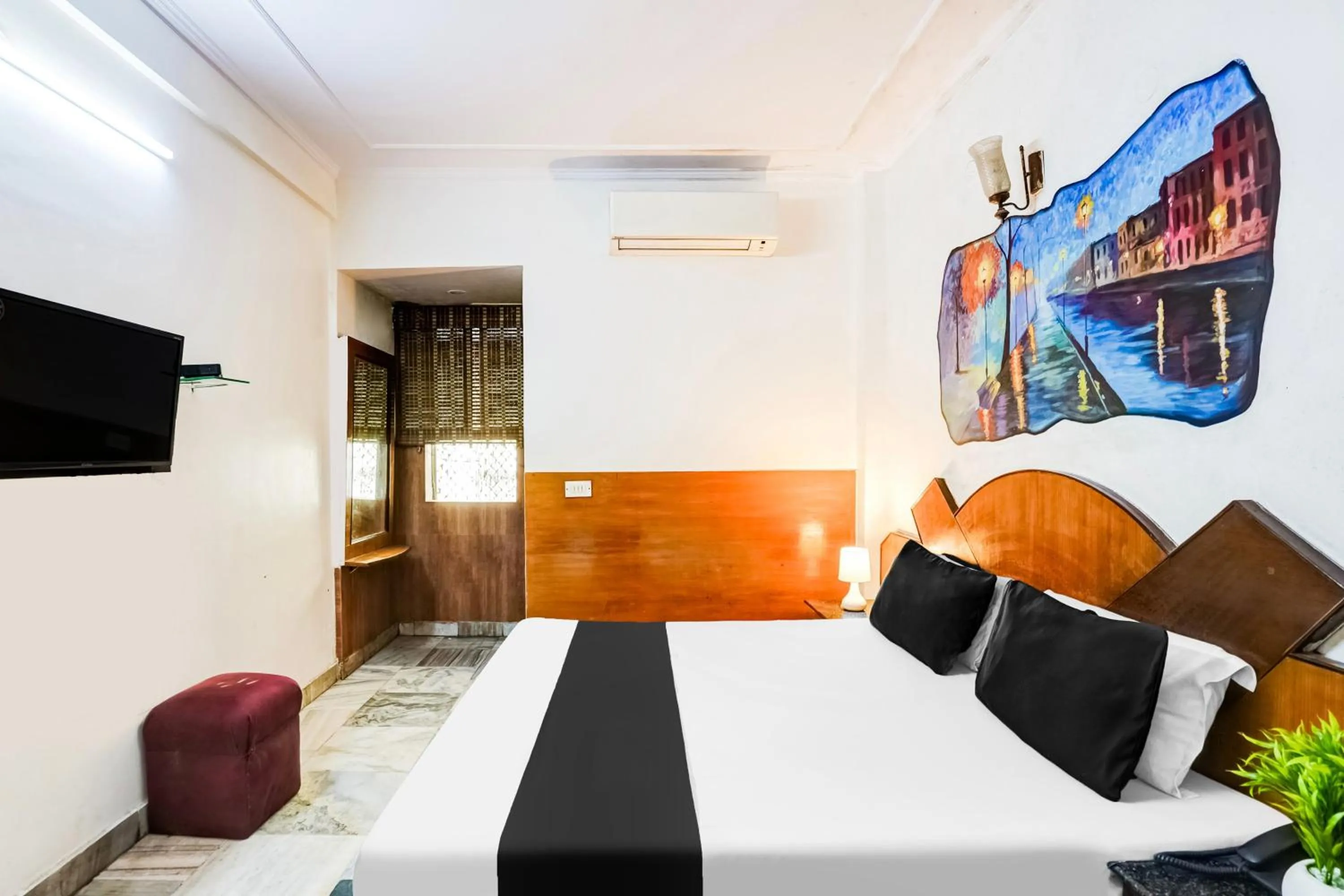 Bedroom, Bed in Super Hotel O Paharganj Near Railway Station Formerly Chand Palace