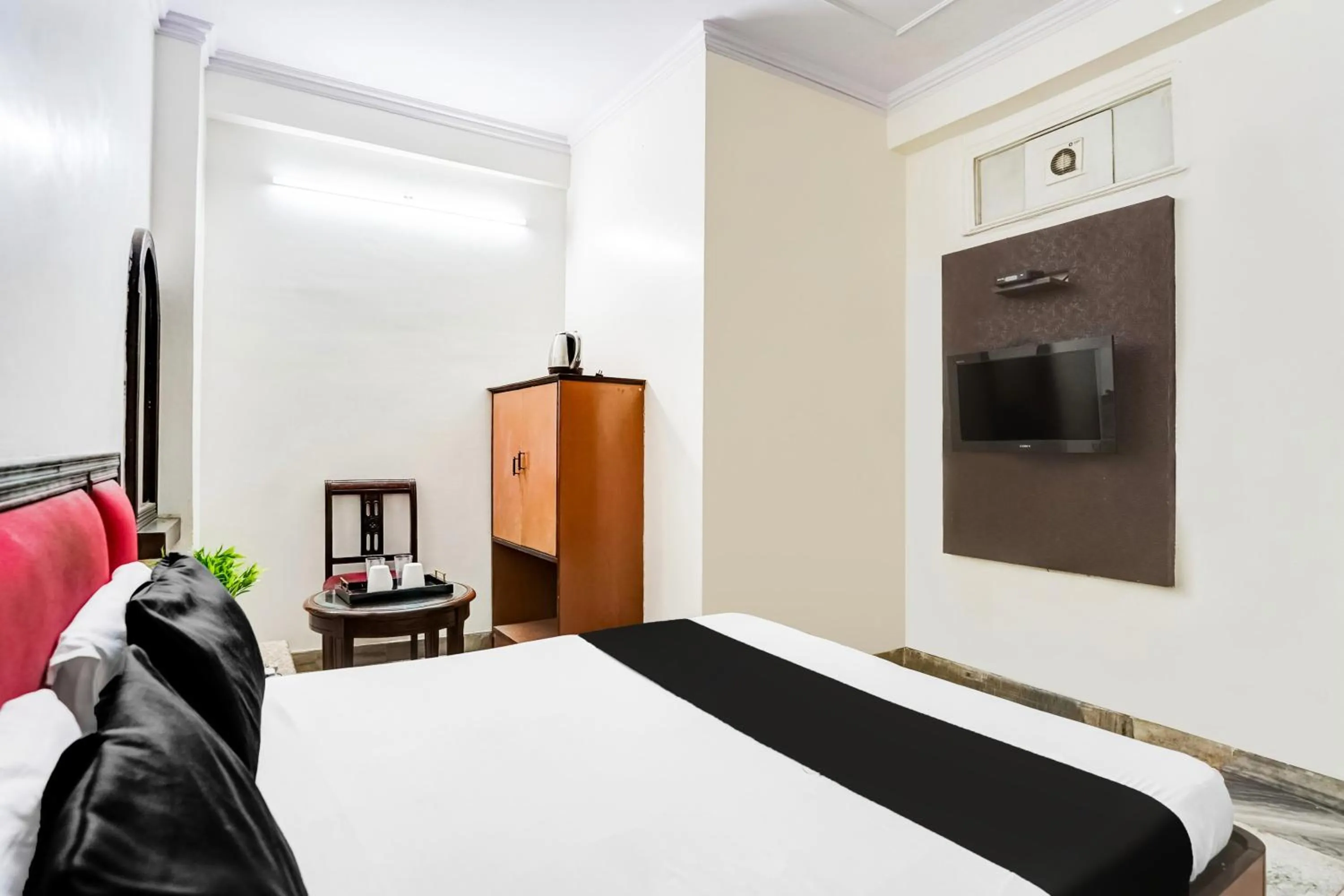 Bedroom, Bed in Super Hotel O Paharganj Near Railway Station Formerly Chand Palace