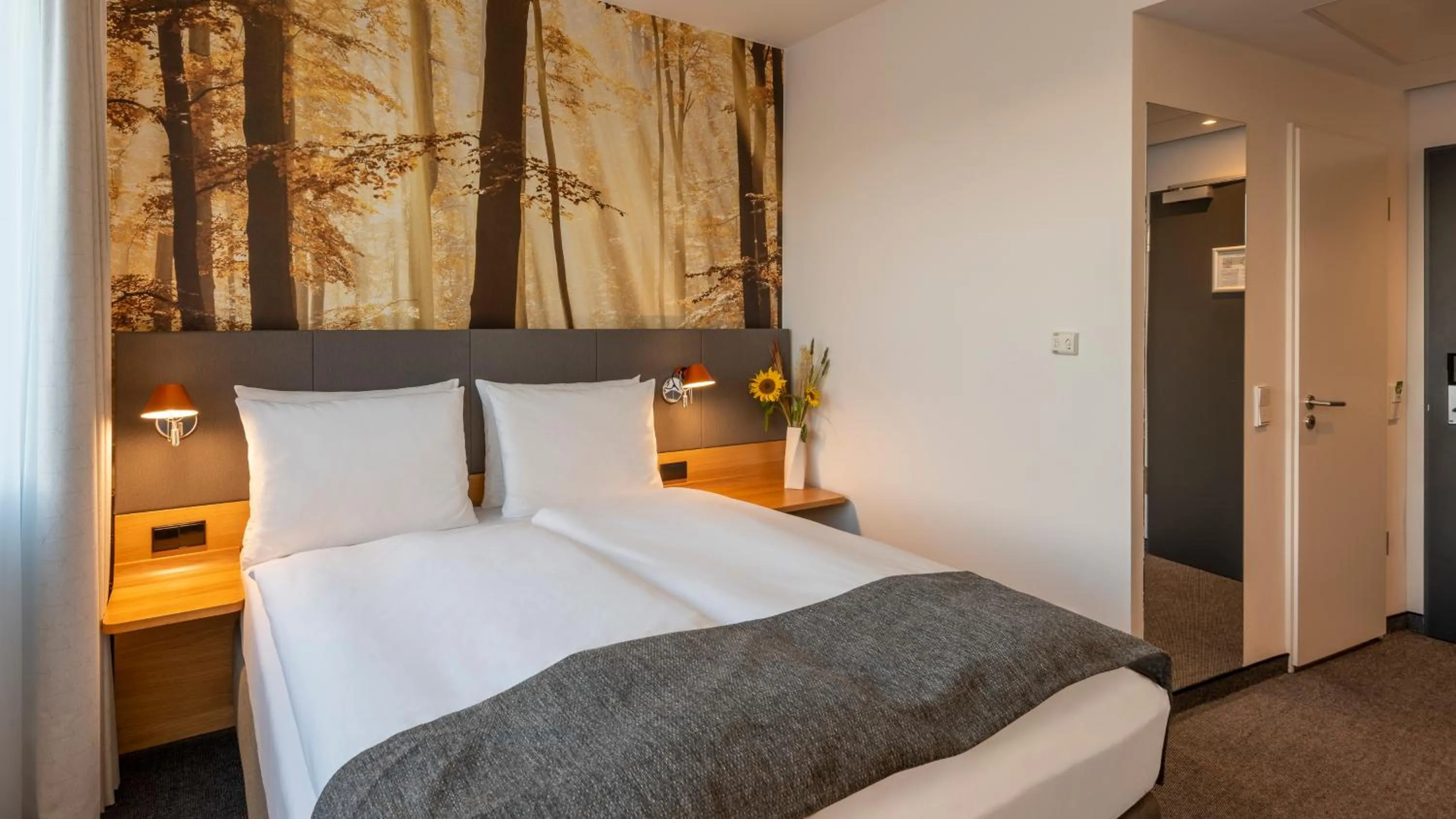 Photo of the whole room, Bed in Holiday Inn Munich - Leuchtenbergring by IHG