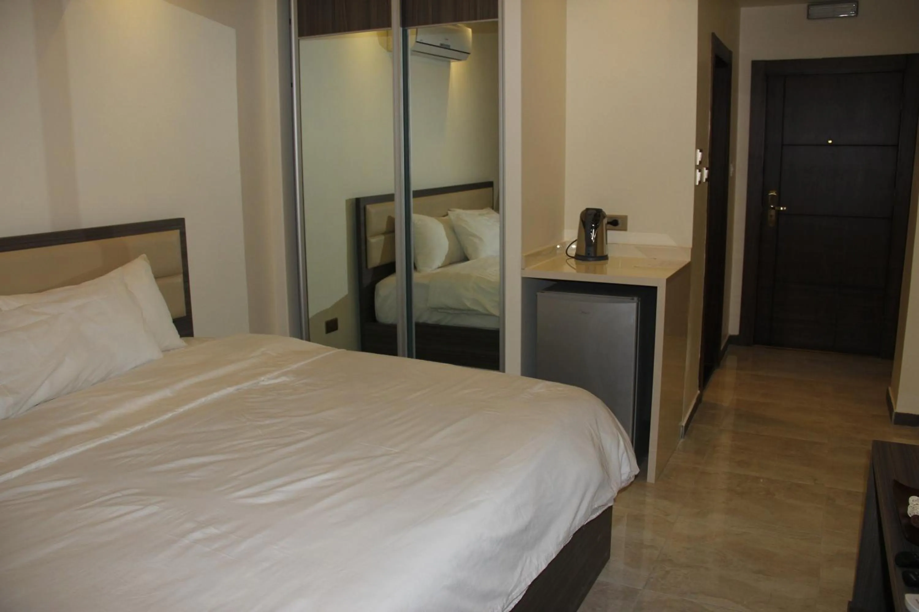 Photo of the whole room, Bed in Seven Days Hotel