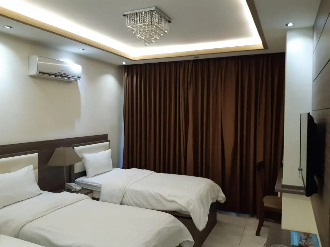 Bed in Seven Days Hotel