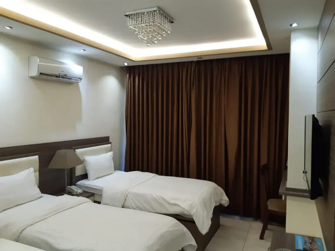 Bed in Seven Days Hotel Bed in Seven Days Hotel