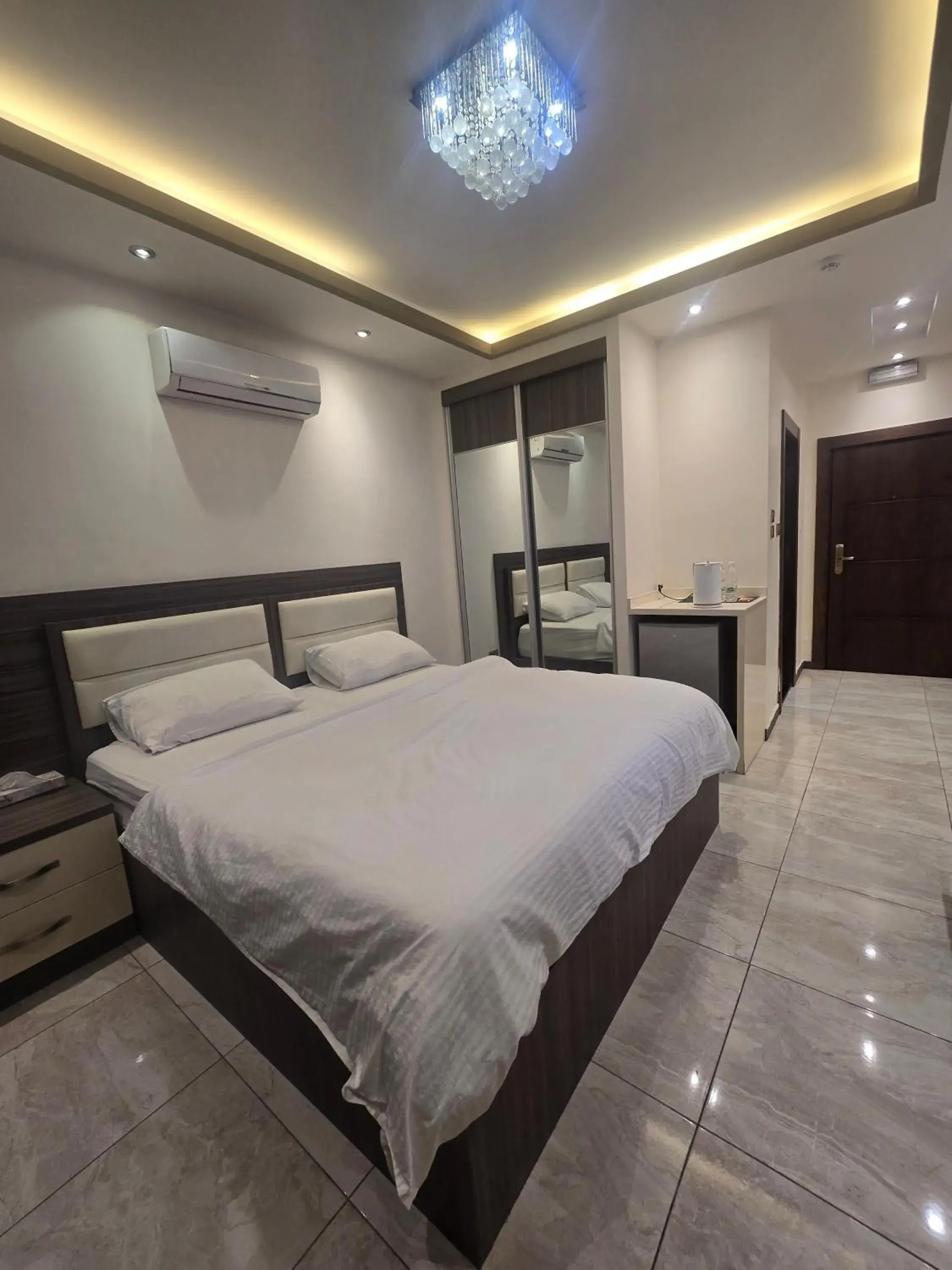 Bed in Seven Days Hotel Bed in Seven Days Hotel