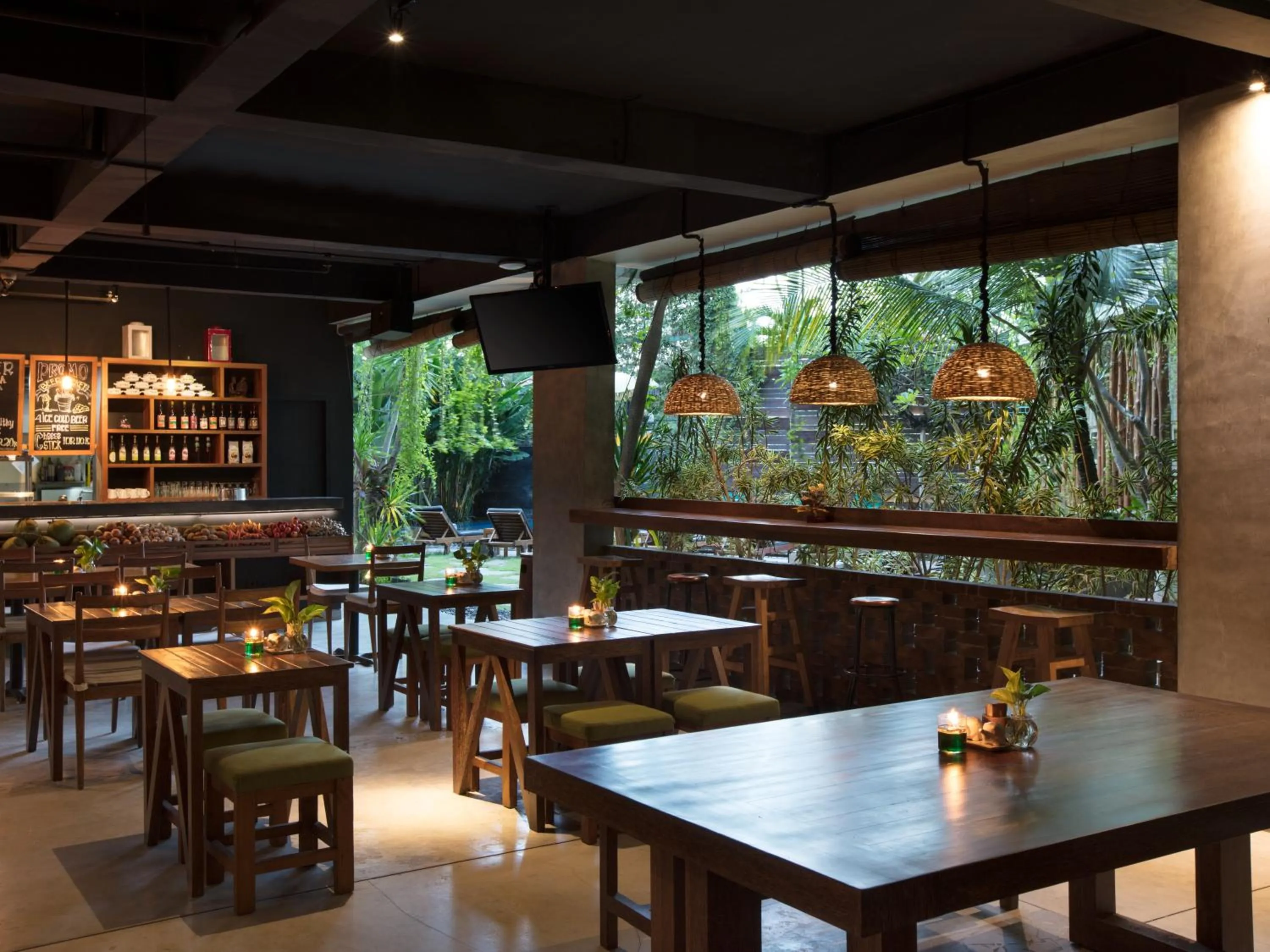 Restaurant/places to eat in Grandmas Plus Hotel Airport