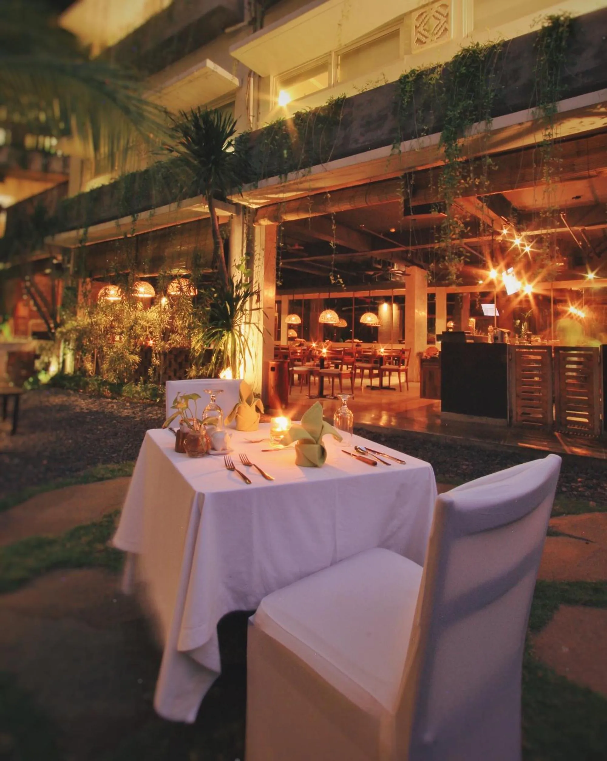 Restaurant/places to eat in Grandmas Plus Hotel Airport