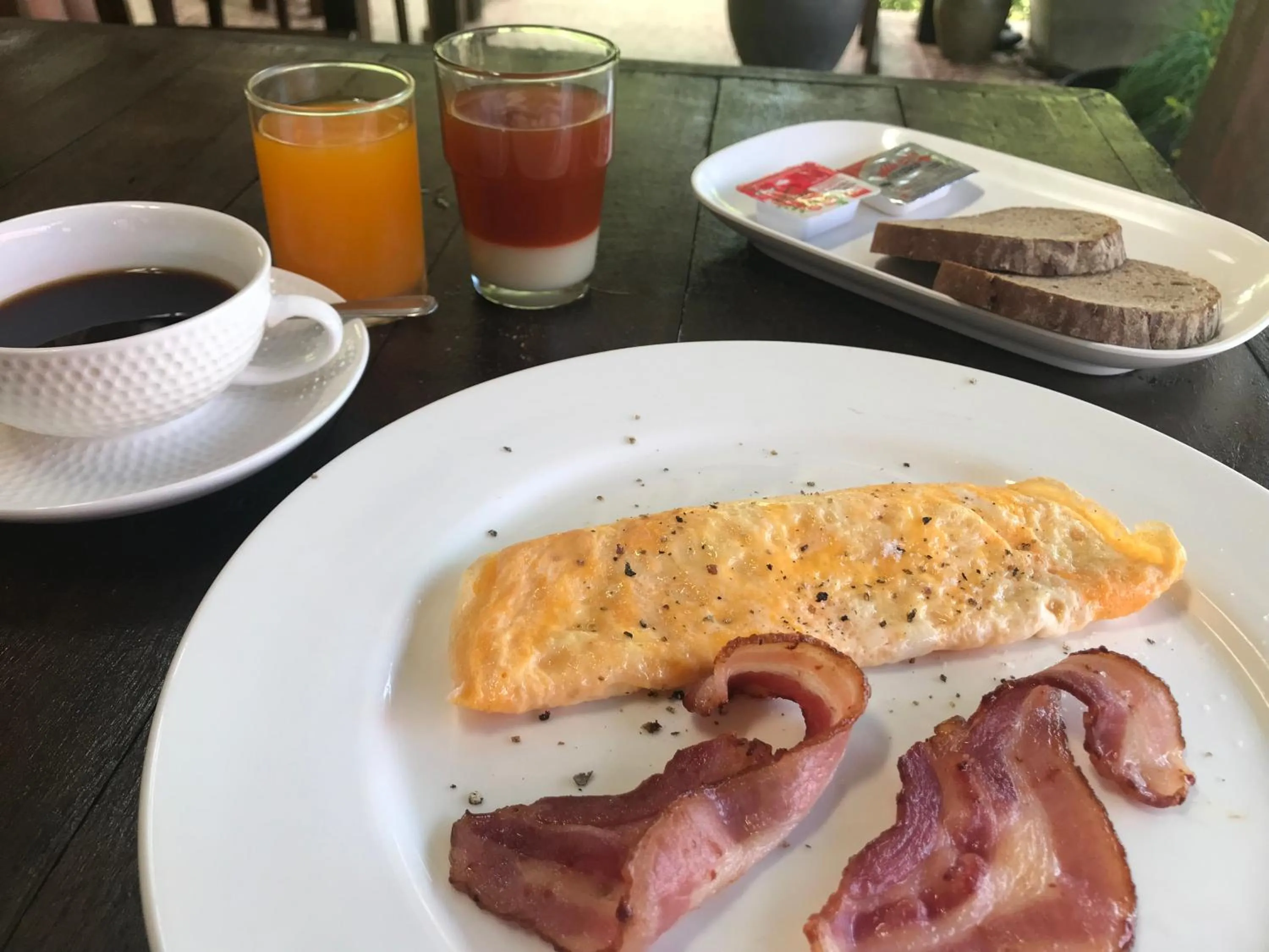 Breakfast in Les Fleurs House