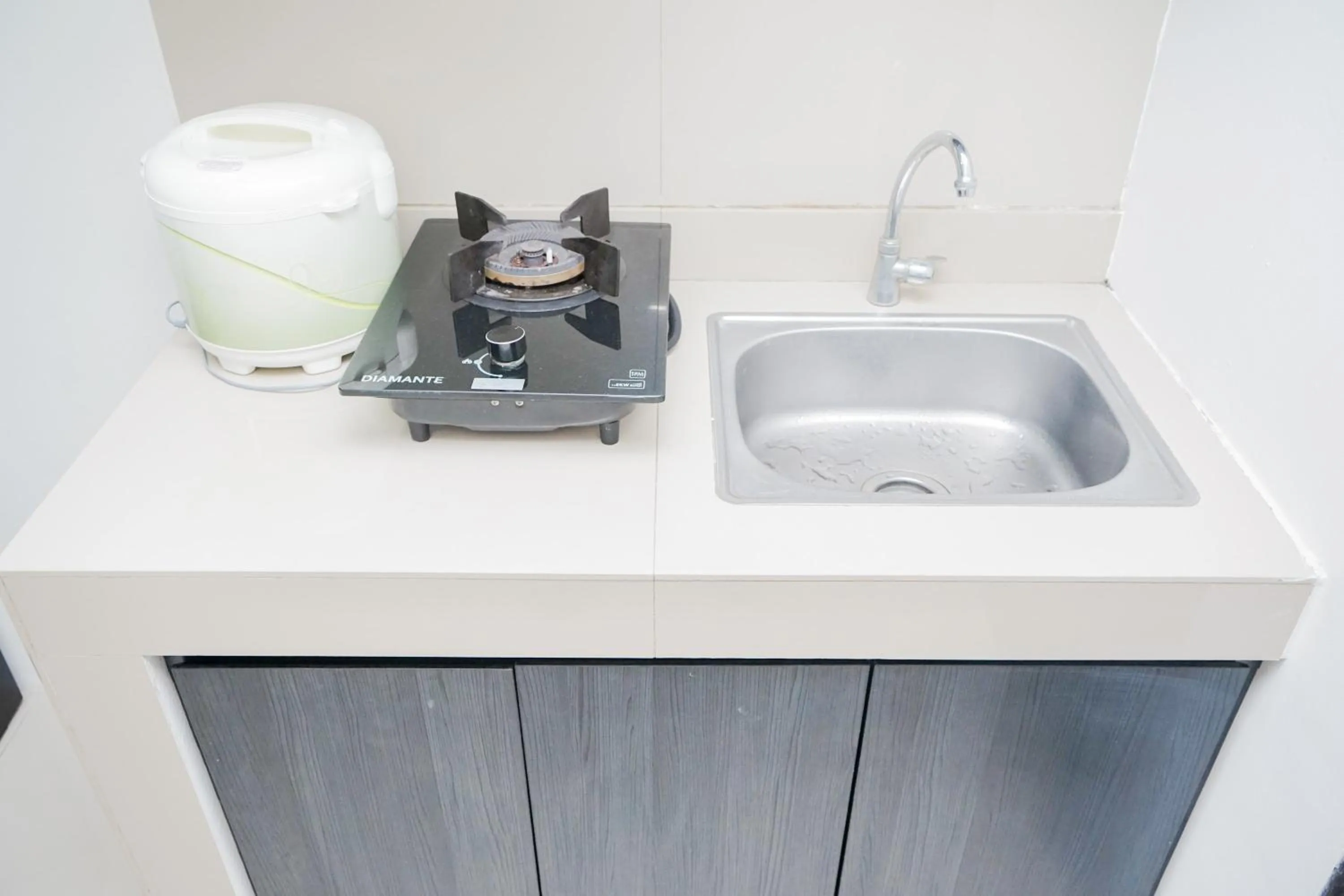 Kitchen or kitchenette in Chic Studio at Baileys Apartment By Travelio