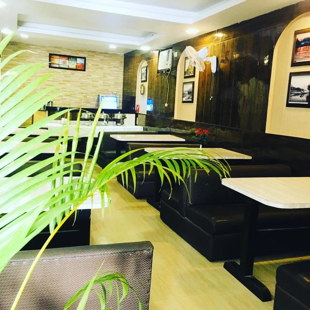 Restaurant/places to eat in Hotel Maharaja Inn by Geetanjali Hotels