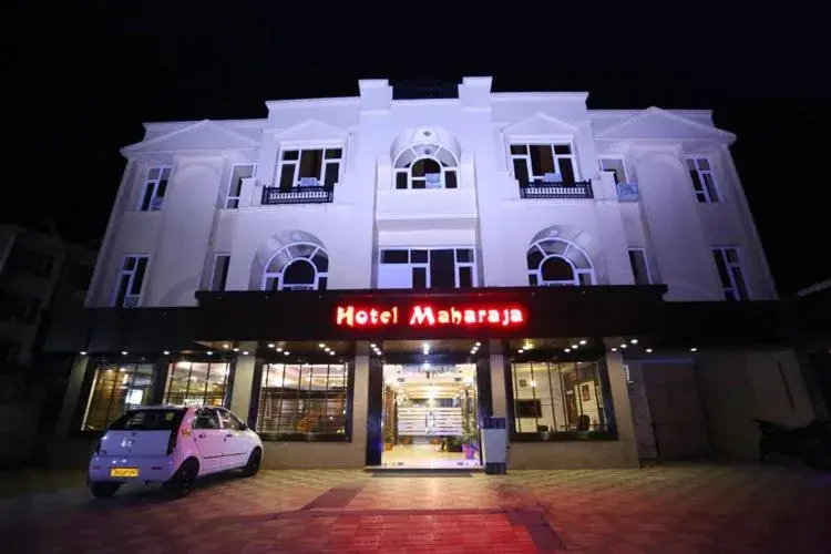 Property building in Hotel Maharaja Inn by Geetanjali Hotels Property building in Hotel Maharaja Inn by Geetanjali Hotels