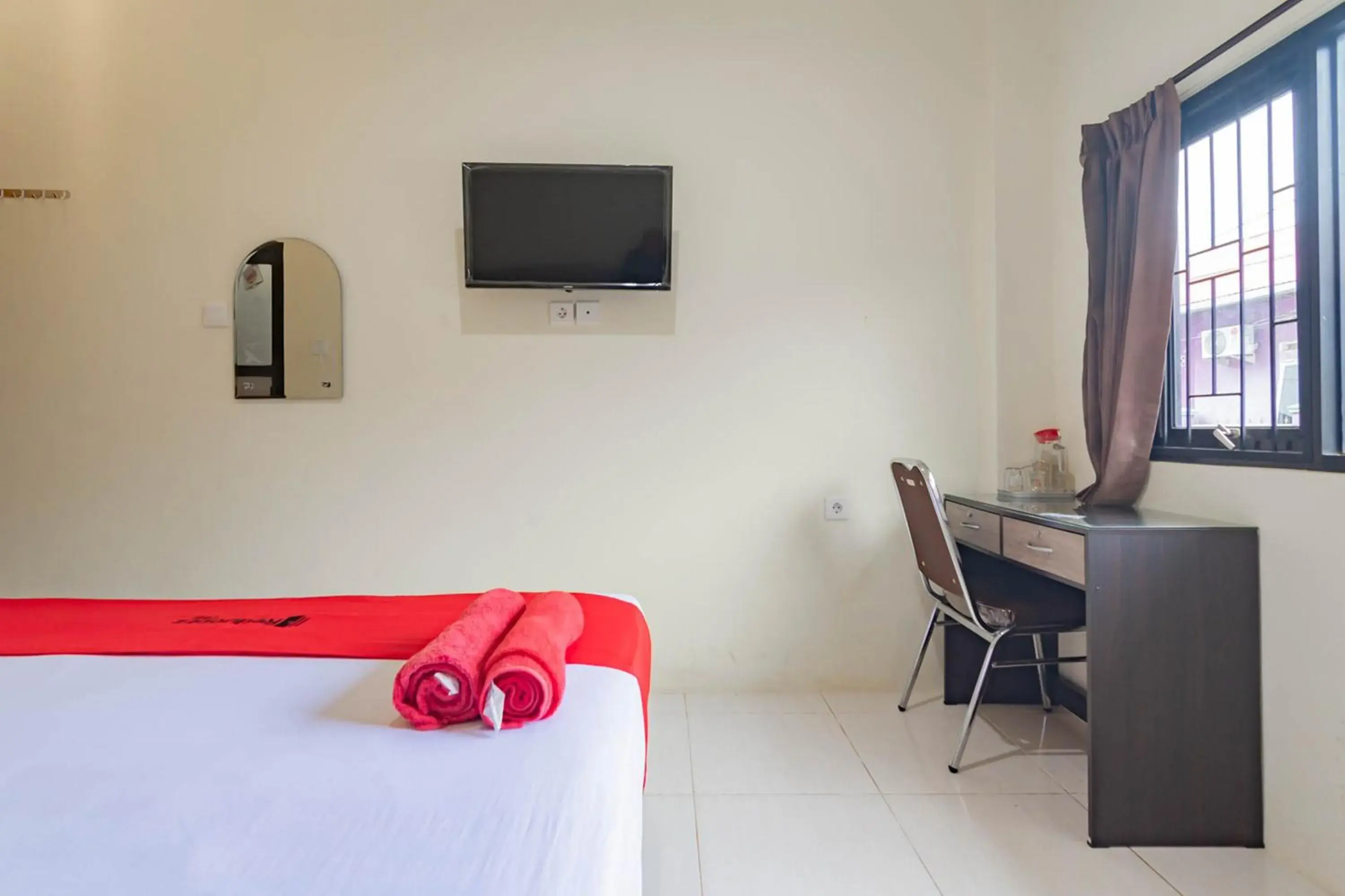 Bedroom, Bed in RedDoorz near Arka Sepinggan Airport Balikpapan Bedroom, Bed in RedDoorz near Arka Sepinggan Airport Balikpapan