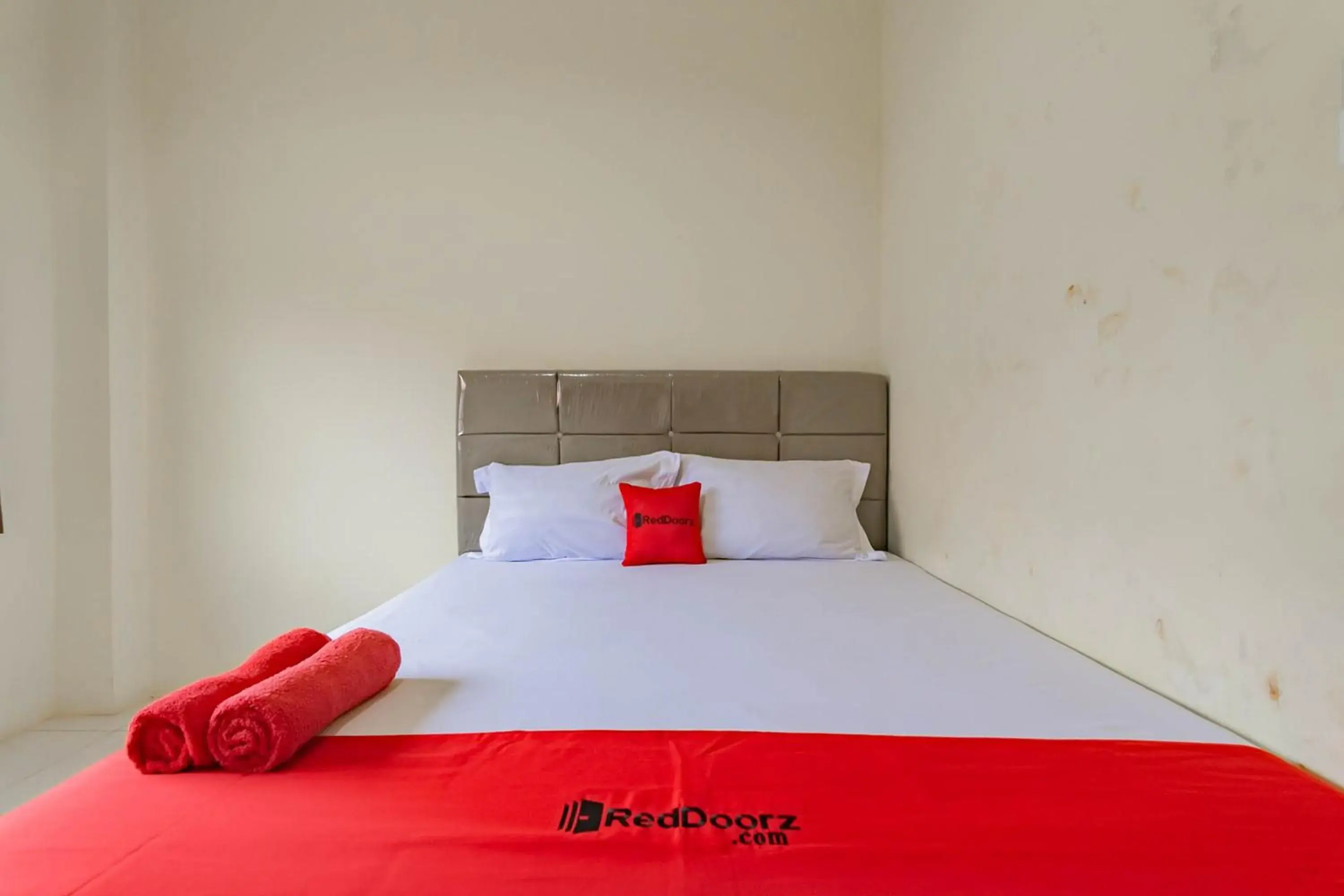 Bedroom, Bed in RedDoorz near Arka Sepinggan Airport Balikpapan Bedroom, Bed in RedDoorz near Arka Sepinggan Airport Balikpapan