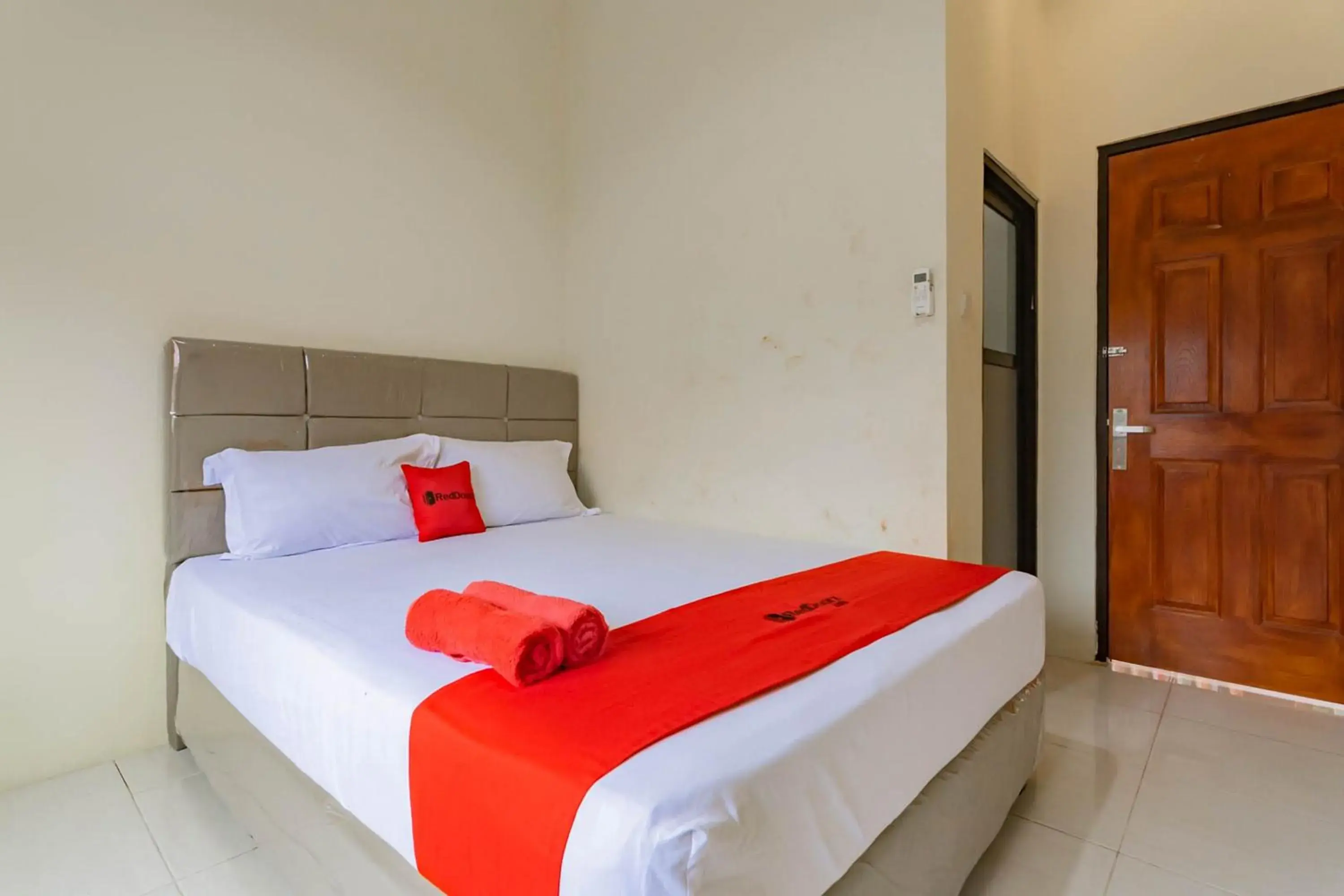Bedroom, Bed in RedDoorz near Arka Sepinggan Airport Balikpapan Bedroom, Bed in RedDoorz near Arka Sepinggan Airport Balikpapan