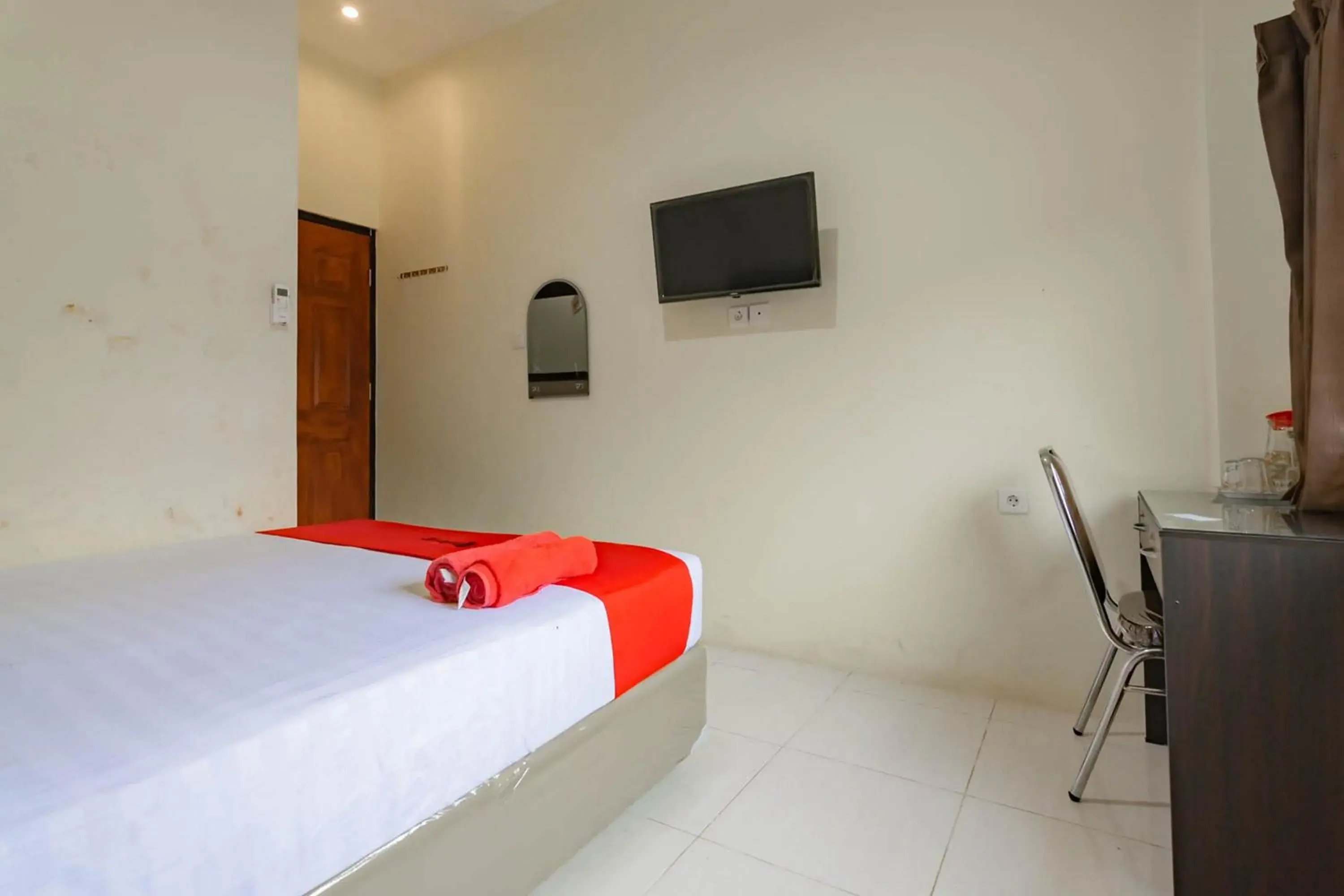 Bedroom, Bed in RedDoorz near Arka Sepinggan Airport Balikpapan Bedroom, Bed in RedDoorz near Arka Sepinggan Airport Balikpapan