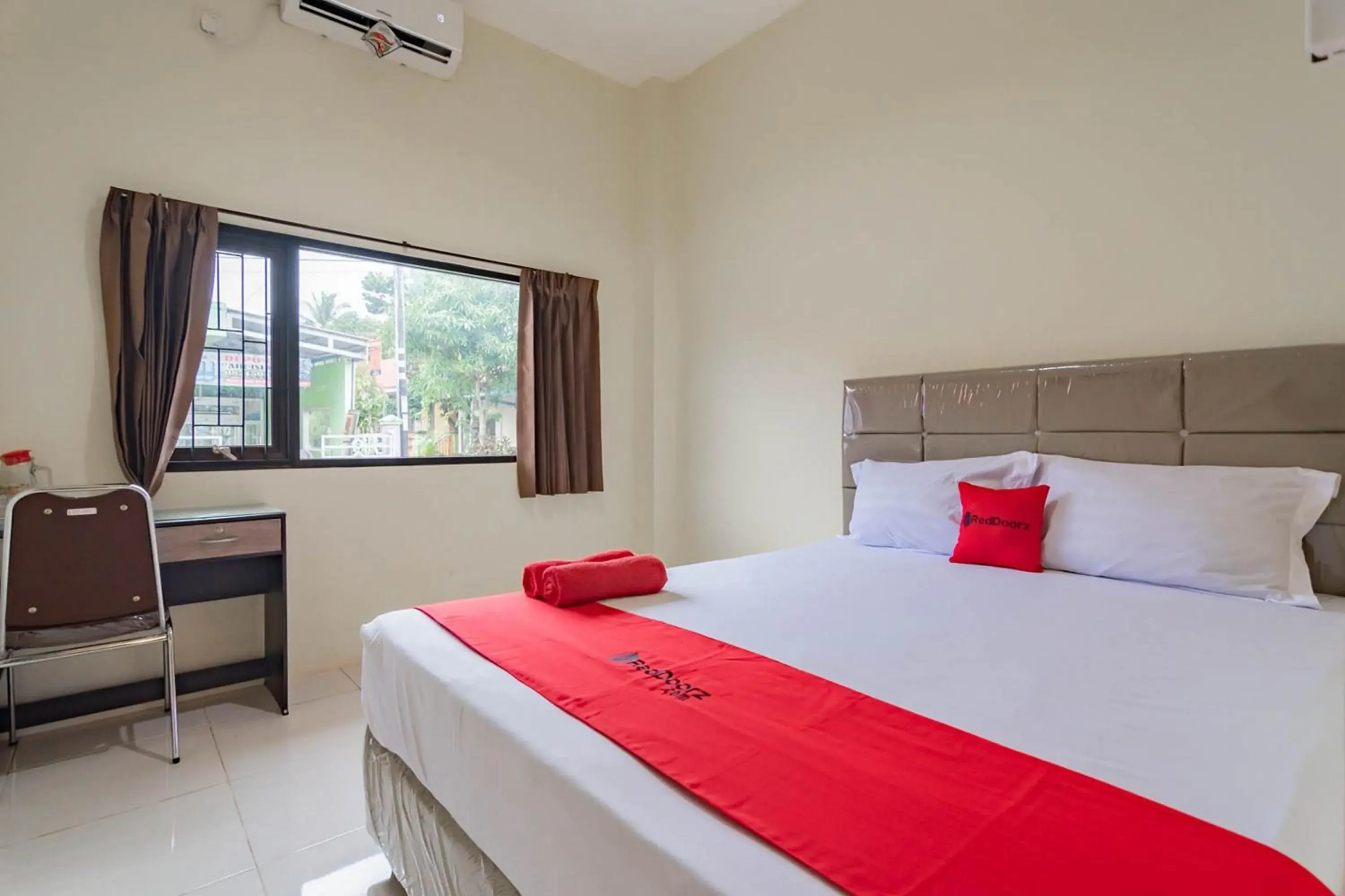 Bedroom, Bed in RedDoorz near Arka Sepinggan Airport Balikpapan Bedroom, Bed in RedDoorz near Arka Sepinggan Airport Balikpapan