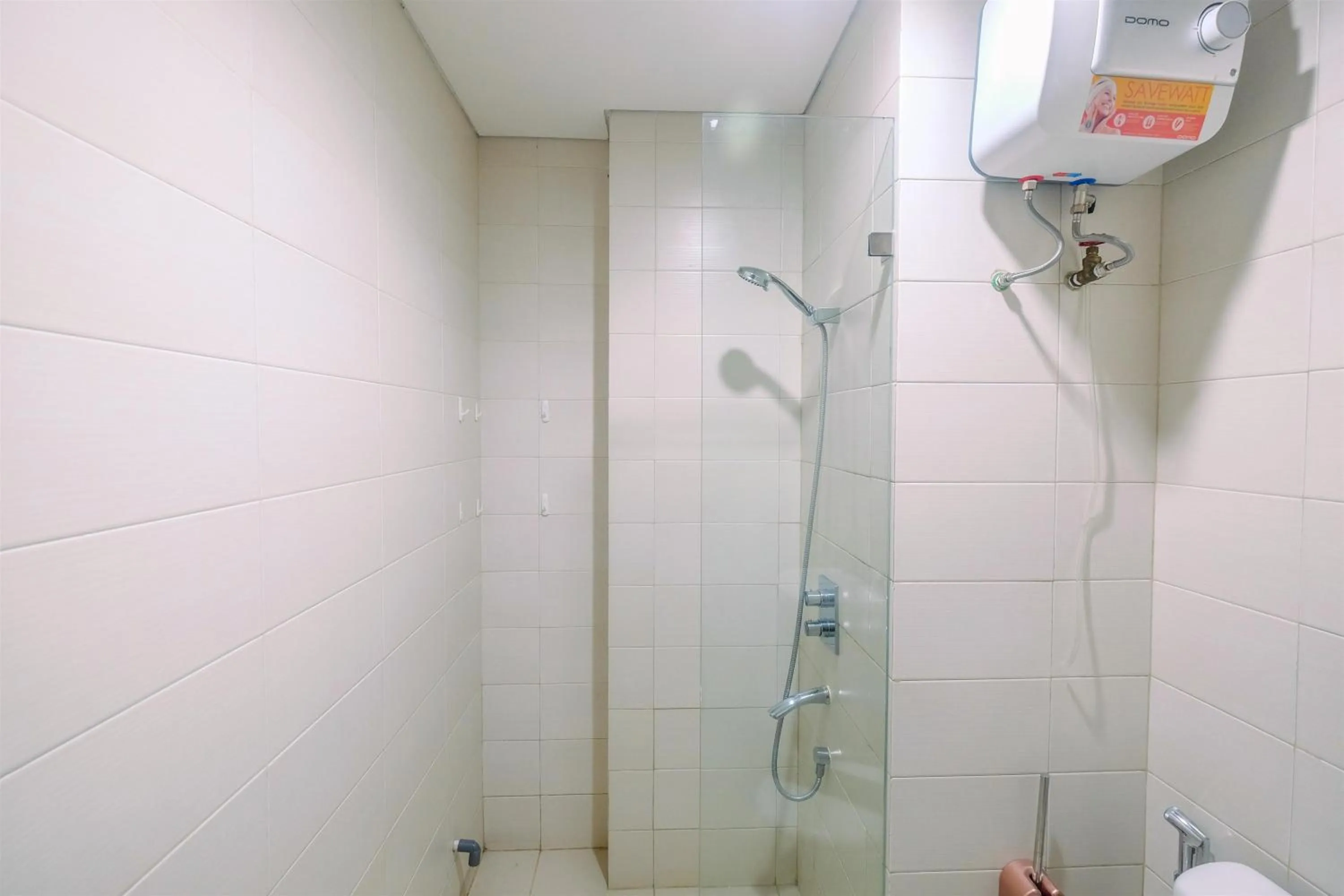 Fully Furnished Apartment with Comfortable Design 1BR Woodland Park Residence By Travelio