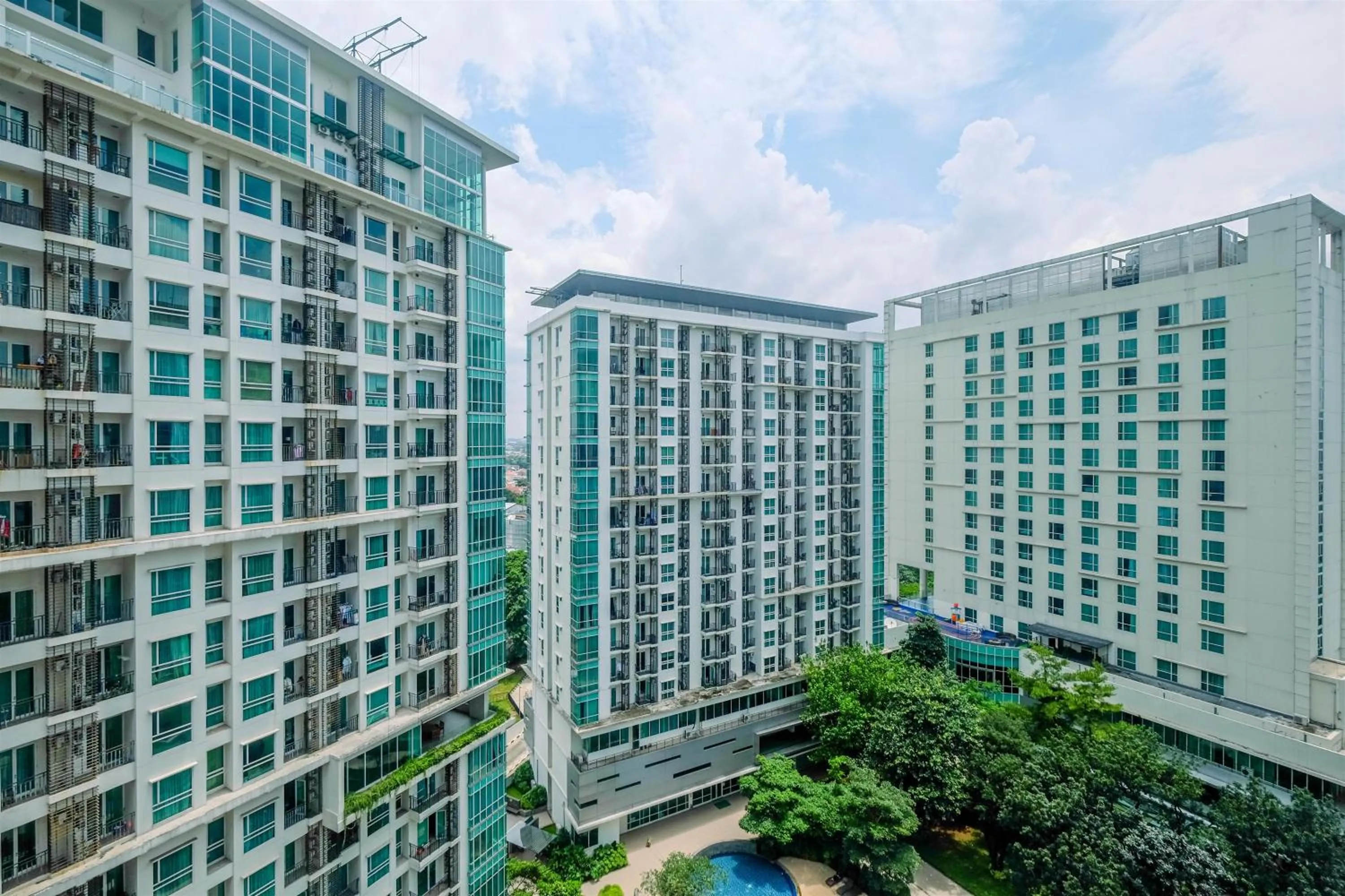 Fully Furnished Apartment with Comfortable Design 1BR Woodland Park Residence By Travelio