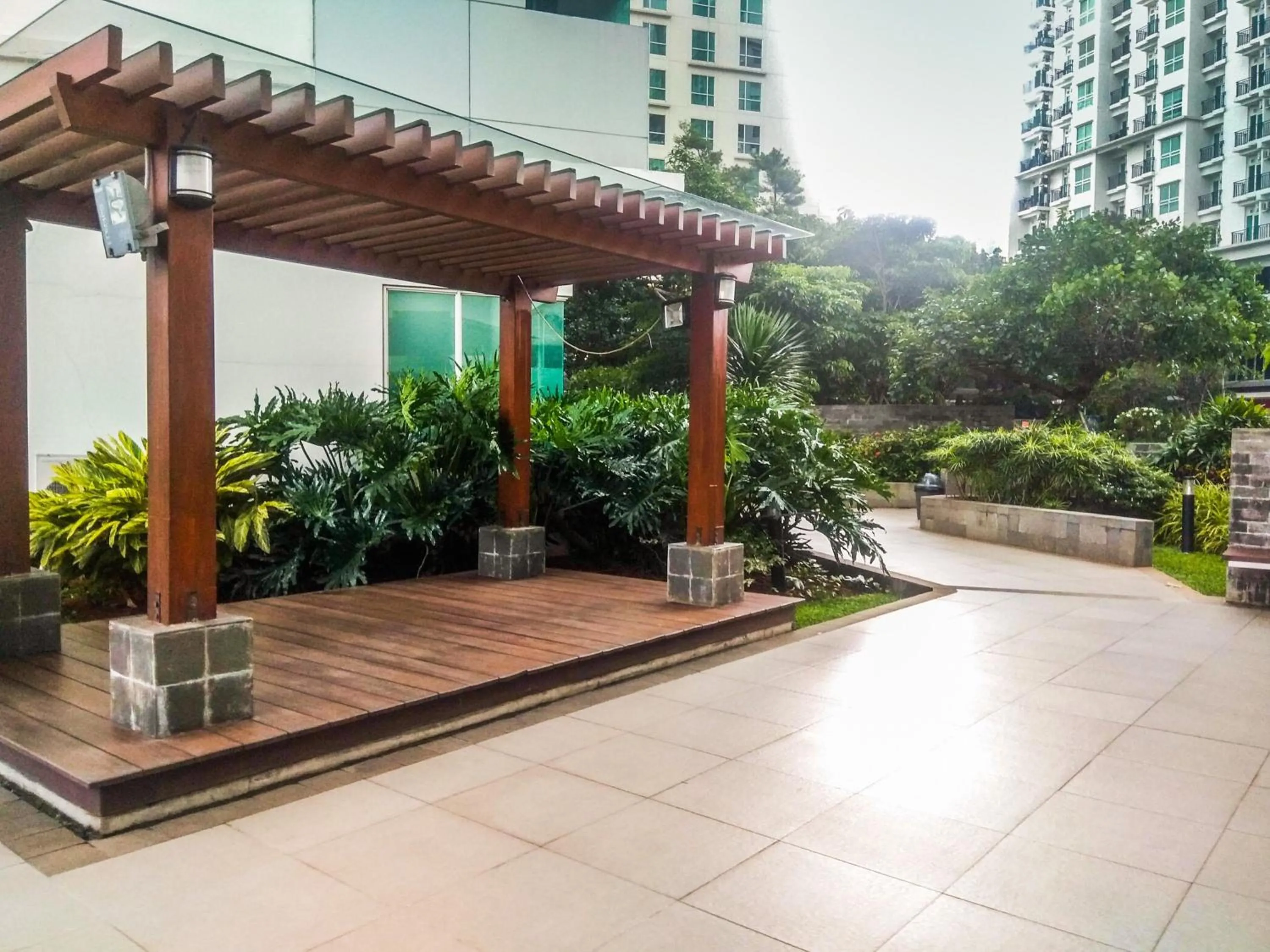 Fully Furnished Apartment with Comfortable Design 1BR Woodland Park Residence By Travelio