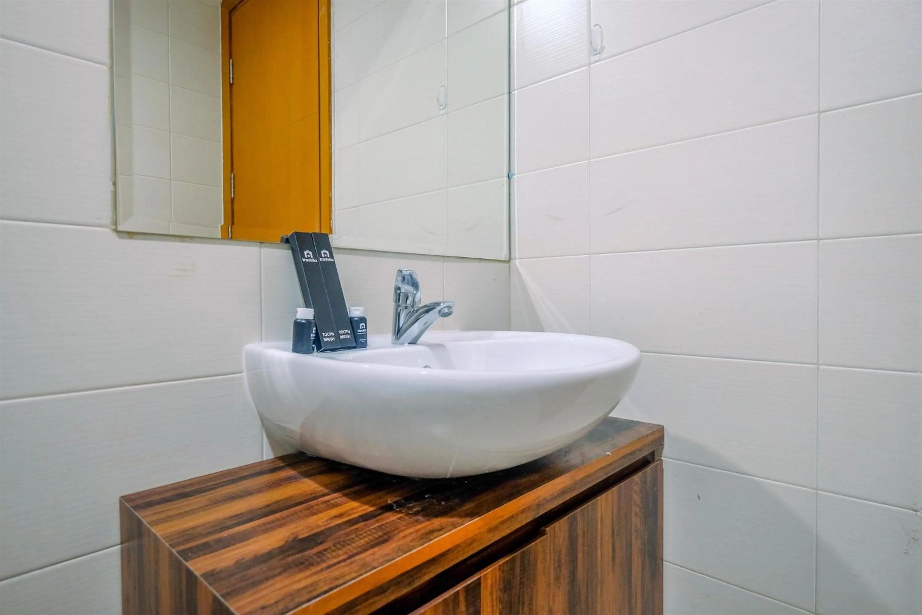 Fully Furnished Apartment with Comfortable Design 1BR Woodland Park Residence By Travelio